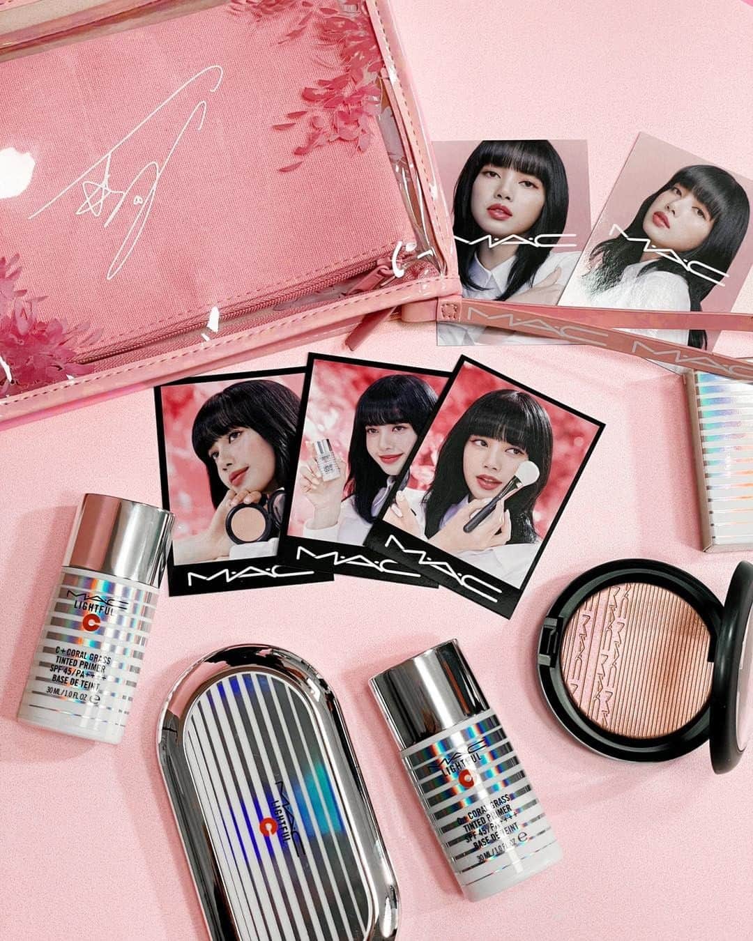 M·A·C Cosmetics Hong Kongさんのインスタグラム写真 - (M·A·C Cosmetics Hong KongInstagram)「LISA 限量精品等緊你! 我哋又有好消息話俾各位Lilies聽！由即日起嚟M·A·C門市選購明星最愛彩妝，即刻可以獲得LISA簽名珍藏卡及化妝袋！ 💖凡購買任何LISA美妝系列滿$160*，即送你隨機一款限量代言收藏卡！ 💖凡購物滿$420*，即送限量寶麗來收藏卡套裝 💖凡購物滿$780*，即送限量簽名透明化妝袋 立即mark定以上購物攻略，同閨蜜一齊來M·A·C儲齊一套啦！  *禮品數量有限，送完即止。如有任何爭議，M·A·C Cosmetics Hong Kong保留最終決定權。 #MACLOVESLISA #MACHongKong  Calling out all @lalalalisa_m lovers, we have a special treat for you!  Starting today, you can receive LISA's limited edition gifts upon purchasing her favourite makeup products at offline stores! 💖 Buy any product of the LISA's Look upon $160 to enjoy one random Limited Edition Photocard Card* 💖 Shop for $420* to enjoy a set of three Limited Edition Polaroid Cards* 💖 Top up your purchase to a minimum spending of $780* to receive a Limited Edition Makeup Pouch  *Customer must buy at least 1 product from Lisa’s Look in order to enjoy the offer. Cards styles will be given randomly from one of Lisa’s campaign key visuals. While GWP stock last. In case of dispute, M·A·C Cosmetics Hong Kong reserves the right of final decision.」2月2日 10時00分 - maccosmeticshk