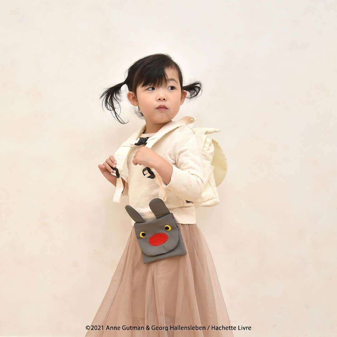 salut!のインスタグラム：「リサとガスパール×salut!」のコラボレーションアイテムを発売！  リサとガスパールとのコラボレーションアイテムを2月2日（火）より salut!全店舗とsalut!公式通販サイト「PAL CLOSET（パルクローゼット）」で発売決定！  ※公式通販サイトでは2月2日（火）AM10:00より発売開始致します。  ほわほわの白いボディにつぶらな黒目、赤いマフラーがお似合いのリサ。 黒いボディに青いマフラー、赤いお鼻にくりくり瞳のガスパール。 仲良しな２人とおうちで一緒に過ごせるインテリアアイテムや ちょっとしたお出かけに便利なエコバッグなど全33アイテムがオリジナルデザインで登場。  みんなが大好きな「リサとガスパール」とのコラボレーションアイテムを是非お楽しみください。  ───────────── 公式通販サイトにて キッズ収納ボックスの発売遅延のお詫びです。  公式通販サイトにて 2/2(火)AM10:00〜発売開始のリサとガスパールコラボ商品の中で、 キッズ収納ボックスのみ入荷遅れのため 2/3(水)AM10:00〜発売開始となります。  その他のコラボ商品に関しましては通常通り2/2(火)AM10:00〜販売致します。  ご迷惑をおかけしておりますこと、深くお詫び申し上げます。 ─────────────  #リサとガスパール #ほわほわ #白いボディ #つぶらな黒目 #赤いマフラー #青いマフラー #赤いお鼻  #限定商品 #コラボ商品  #サリュ #salut #まいにちインテリア  #プチプラ #プチプラ雑貨 #プチプラインテリア #プチプラ小物 #プチプラ通販  #インテリア雑貨 #インテリア小物 #インテリア  #ナチュラルな暮らし #ナチュラルインテリア #ナチュラルコーデ #ナチュラル　#smileispower_p」