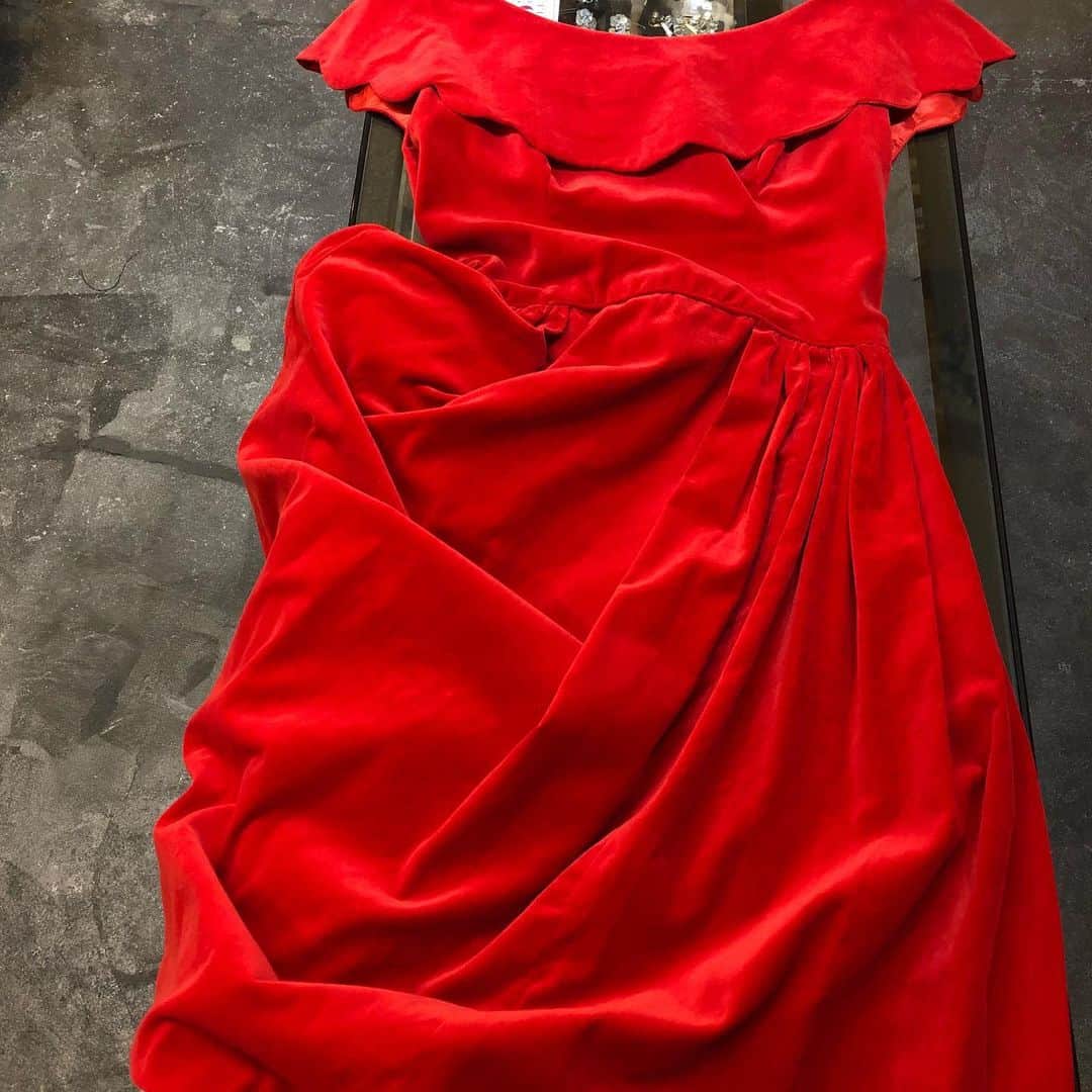 NUTTY Vintage&Collectibleのインスタグラム：「💐Formal Fair 2021💐  -NEW ARRIVAL- ☑︎vtg 50's red velvet scallop collar dress  🛒TODAY12:00~ VINTAGE ONLINE STORE UPDATE🛒  大きなスカラップの襟が印象的なドレス。 情熱的な真っ赤な色味が魅力的です。 マットなベルベット生地も上品。  特別なドレスは出会った時に是非手に入れてくださいね🌹  🛒TODAY12:00~ VINTAGE ONLINE STORE UPDATE🛒  ---------------------------------------------------- 💐Formal Fair 2021💐1/18(mon)~ ☑︎ヴィンテージジュエリーALL10%OFF  🚌送料無料🚌1/15(fri)~ ☑︎VINTAGE ONLINE STORE ¥10000以上 ☑︎SELECT BOUTIQUE ONLINE STORE ¥5000以上 お買い上げで全国一律送料無料！ （※ONLINE STORE/その他通販全て対象） ----------------------------------------------------」