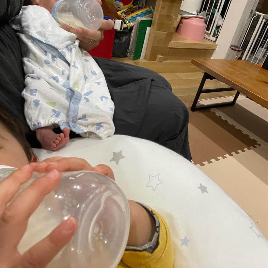 のインスタグラム：「早々に赤ちゃん返り 哺乳瓶は懐かしいかな？ もうすぐ2歳🍼」