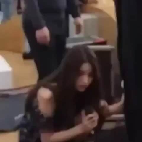 ソウォンのインスタグラム：「The situation is going out of hand despite of the apology made yesterday but I just want to say that Sowon is one of the kindest people out there. If you've been a fan for a long time and you've known them since debut, you will know how she and the girl are the purest souls out there. I know some or maybe a lot of you will beg to disagree with me but please just please do not let one mistake define her and also look at the other thousands of good things she have done. If you want to say bad things to her, please just comment and dm them to this account instead of her personal account. I would rather take all the malicious contents than know that people are attacking and cursing at her. She's also human and have feelings so imagine how hard the situation in her side.  So please if you can't educate her in a proper manner and will just leave malicious remarks, please just send them to us instead of going to her acc to let off your steam. She meant no harm and has no clue about the manequinn and I understand how hurt the affected community but please just send your malicious and spiteful comments to this account. If you think we're overreacting, we're not. If you scroll through her comments and go to twitter you will see how much people are hating and bullying the girls. And buddies please show that she's not alone in this. Send her kind words through her account... she needs us the most at this moment so please... #여자친구 #소원 #GFRIEND #SOWON vid via: toldyoufi」
