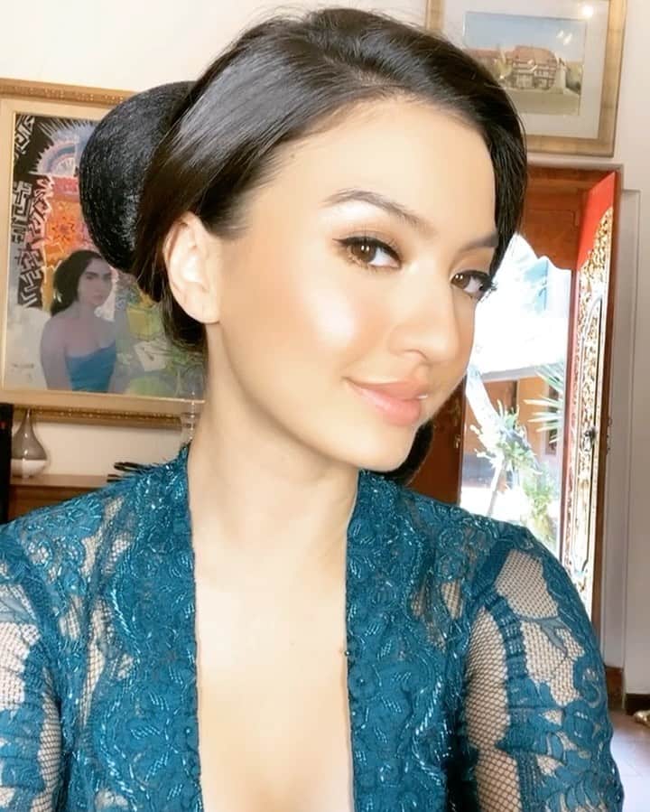 ラライン・シャーのインスタグラム：「🌺Balinese look at the museum 💋」