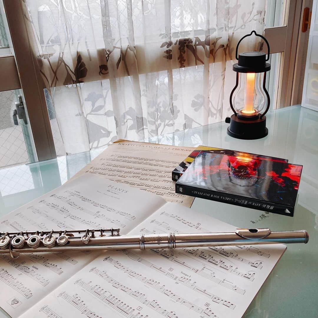 poroco（ポロコ）さんのインスタグラム写真 - (poroco（ポロコ）Instagram)「✨🏡編集OMの #札幌おうち時間 🏡✨   以前に比べ、家で寛ぐ時間がぐっと増えました。 好きなアーティストのライブ円盤💿を楽しんだり、 ほったらかしになっていた楽器の練習を再開してみたり🎶 写真には写っていませんが、ひと休みに味わうおやつと お気に入りのコーヒーを用意して ステイホームを満喫しています☕✨   ********************** 【#札幌おうち時間 で楽しいアイディアを共有しよう💡】 みなさんの“おうち時間の過ごし方”を教えてください❣️ 家で過ごす大好きな時間の写真をInstagramに投稿して、みんなでおうち時間を充実させるアイディアを共有しませんか？ 素敵な写真はporocoのInstagramでリポストします📷✨ ぜひ#札幌おうち時間 を付けて投稿してください☺️ ********************** ＜リポストキャンペーン期間＞1月20日(水)〜2月19日(金) . #poroco #札幌おうち時間 #うちで過ごそう #おうち時間 #stayhome #ステイホーム #札幌 #北海道 #sapporo #hokkaido #音楽のある生活 #音楽好き #music #playmusic #フルート #フルート奏者 #fluteplayer」2月2日 10時09分 - poroco_magazine