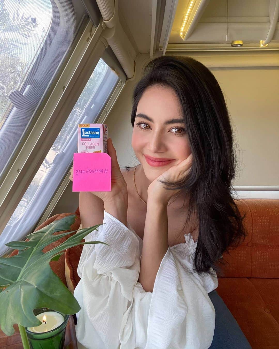 マイ・ダーウィカーのインスタグラム：「💙วาเลนไทน์ปีนี้ ดาวิเลือกแลคตาซอย Gold Series รส Collagen Fiber ให้ ทุกคน เพราะ อยากให้ทุกคน สวย สุขภาพดีไปพร้อมกัน  ดาวิเลยชวนทุกคนส่งต่อความรัก ความห่วงใย ให้กับคนที่เพื่อนๆ คนรัก  💕 แค่ซื้อแลคตาซอยรสใดก็ได้ แล้วครีเอทข้อความน่ารักๆ บนกระดาษ  แปะที่กล่อง แล้วแชร์พร้อมติด #Lactasoylovemessage  ก็ลุ้นรับตั๋วหนังฟรี!!!  รายละเอียดเข้าไปดูได้เลยที่ facebook Lactasoy」