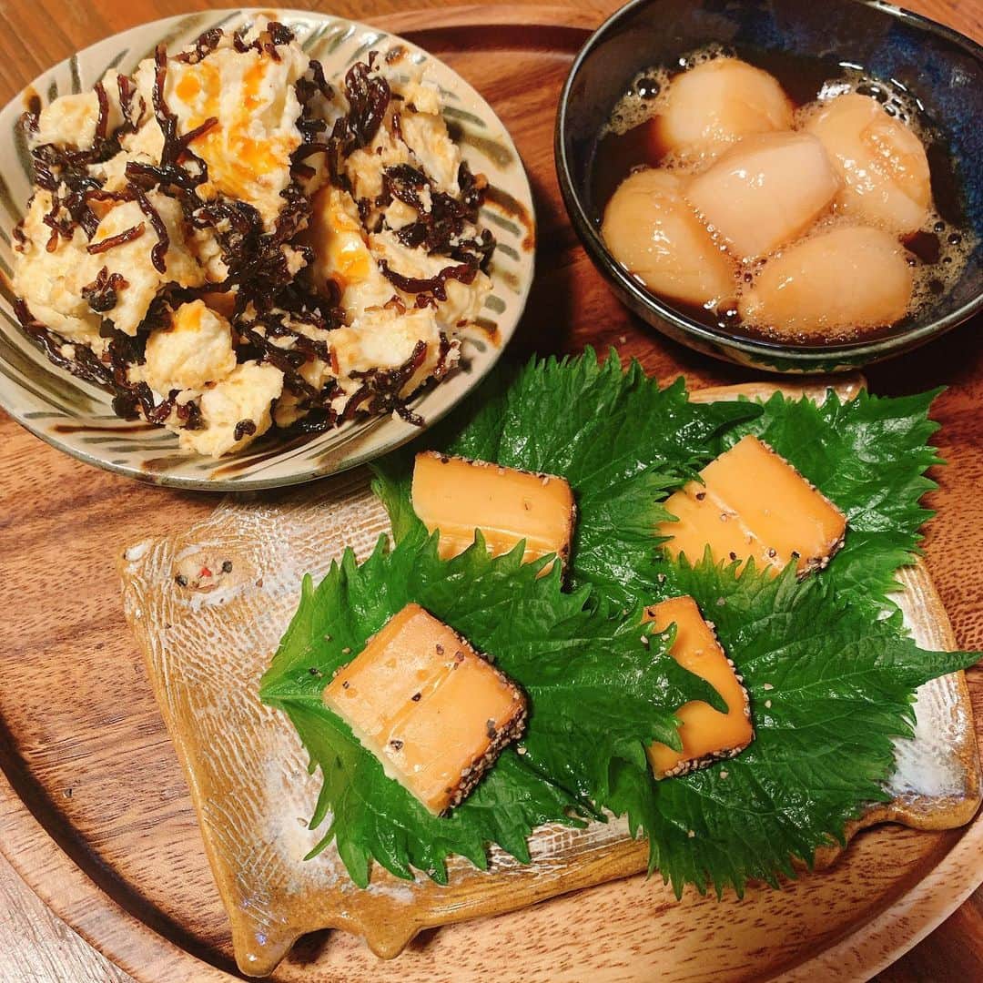 谷口菜津子のインスタグラム：「スキマ飯の為の試作 ・ ・ 燻製チーズとシソ、ホタテの紹興酒漬け、モッツァレラチーズと漬物の和物 ・ ・ 人間ドックの断食後の食事がこの謎メニュー。 ホタテの紹興酒漬けは紹興酒大さじ1醤油大さじ1砂糖小さじ2分の1とホタテをジップロックなどの袋に入れて空気を抜き1時間くらい。うまい。 ・ ・ #スキマ飯　#晩酌」