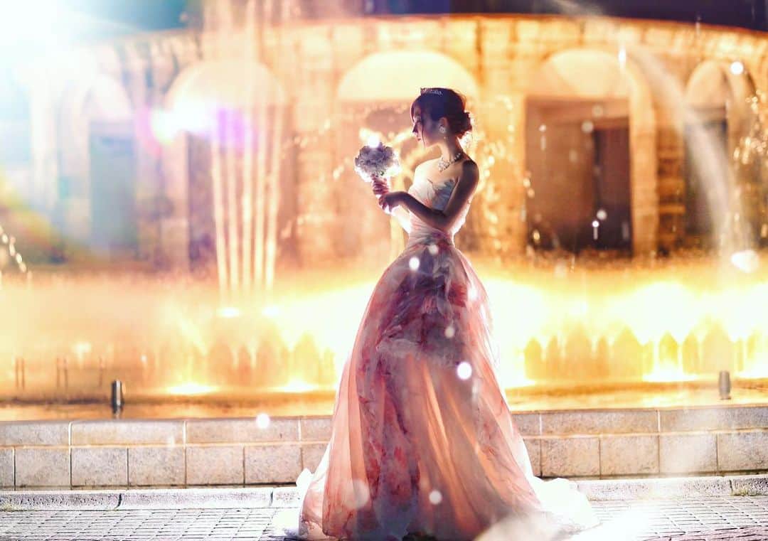 舘林佳史のインスタグラム：「ディズニーファンタジー🥰💓  シンデレラnight🧚‍♀️  宣材プロモーション撮影受け付け中〜😘  ﻿ ﻿誰でも物語の主人公になれるをキャッチコピーに﻿ ドラマや映画の物語のワンシーンの様なDramaticStoryPhotと言う名前で活動作品作りをしています。﻿ ﻿ 大好評のドラマティックフォトのご依頼はこのクオリティーで30000円〜(ほぼ諸経費)で受け賜わっています)^o^( ﻿ ﻿ 素敵な作品を一緒に作りたい！コラボレーションしたい 美容師・メイクアップアーティストさん ・服飾デザイナーさんクリエイターさんも随時募集中です✨﻿ ﻿ お姫様になりたい👸物語の主人公になってみませんか^ ^⁉︎.﻿ ﻿ ﻿ たった一枚の写真で人生が変わる‼️﻿ ﻿ ﻿ ✨作品作り体験モデルに興味がある方 ドラマティックフォト依頼 撮影依頼 体験モデル募集﻿ ﻿ ①お名前②地域③年齢④身長⑤LINE ID⑥応募理由やお問い合わせ内容⑦最近の髪型スタイルの分かる写真をDMまたはメール下さい✨﻿ ﻿ 📩contact@dramaticphoto.jp﻿ ﻿ モデル宣材撮影 コンポジ Book作り プロフィール撮影 ブライダルフォト記念撮影 衣装レンタル 成人式 着物 ドレスロケーションフォト スチール サロンモデル撮影 写真集等撮影のご依頼何でもお気軽にお問い合わせDM下さい✨📩 .﻿ ༚┈❁┈༚༝༝༚┈❁┈༚༝༝༚┈❁┈༚༝༝༚┈❁┈ ༚༝༝༚┈❁┈ . ．﻿ #ファンタジー#ディズニー#プリンセス#シンデレラ＃夢の国#噴水#シルエット#フォトジェニック#プロモーション撮影#静岡#グラビア #グラビア撮影 #ドラマティックストーリーフォト#インスタ映え#作品作り #撮影依頼#シューティング#撮影依頼募集中 #ファインダー越しの私の世界 #写真を撮るのが好きな人と繋がりたい  #ストロビスト#ポートレート#ポートレートモデル#モデル募集#被写体#カメラマン#フォトグラファー#photographer」