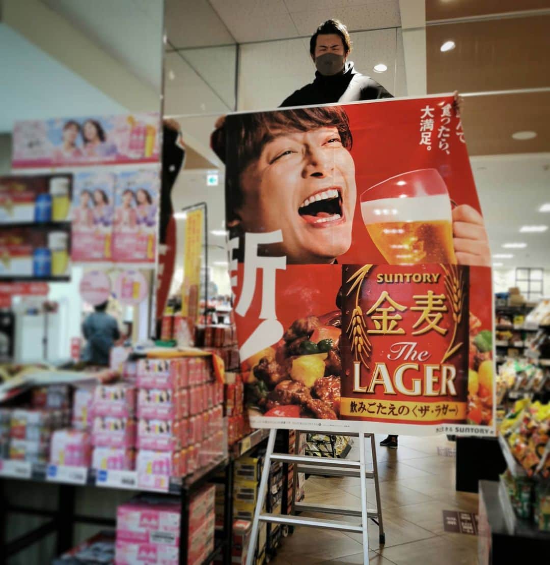 真壁伸弥のインスタグラム：「2日間 天井バナー設置係です。 #ザ・ラガー #新発売です  #飲んでみなはれ」