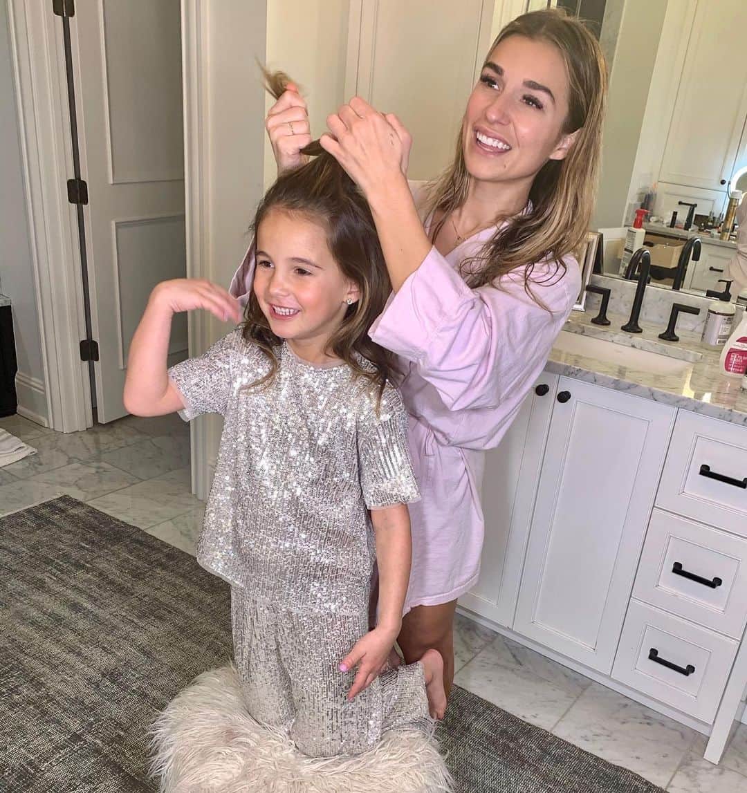 Jessie Jamesさんのインスタグラム写真 - (Jessie JamesInstagram)「This time Feb 1st of last year I was getting this sweet girl dressed and ready for the annual father daughter dance 😩 Vivi looks forward to it every year and it broke her heart to know it wasn’t happening.  I’m thinking we will just create a special night for her here❤️ look how excited she was!!」2月2日 10時16分 - jessiejamesdecker