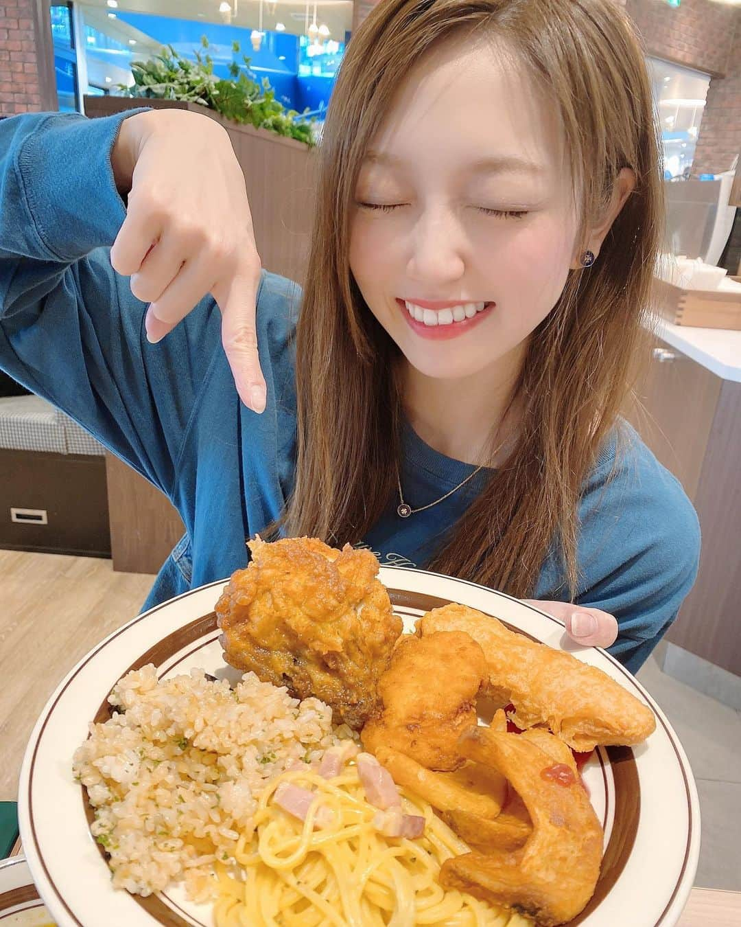 松井さやかさんのインスタグラム写真 - (松井さやかInstagram)「いっぱい食べる前と 食べた後です。笑笑  #ケンタッキー #ケンタッキー食べ放題 #食べすぎた と思ったが全然元取れないw」2月2日 10時16分 - matsui_sayaka