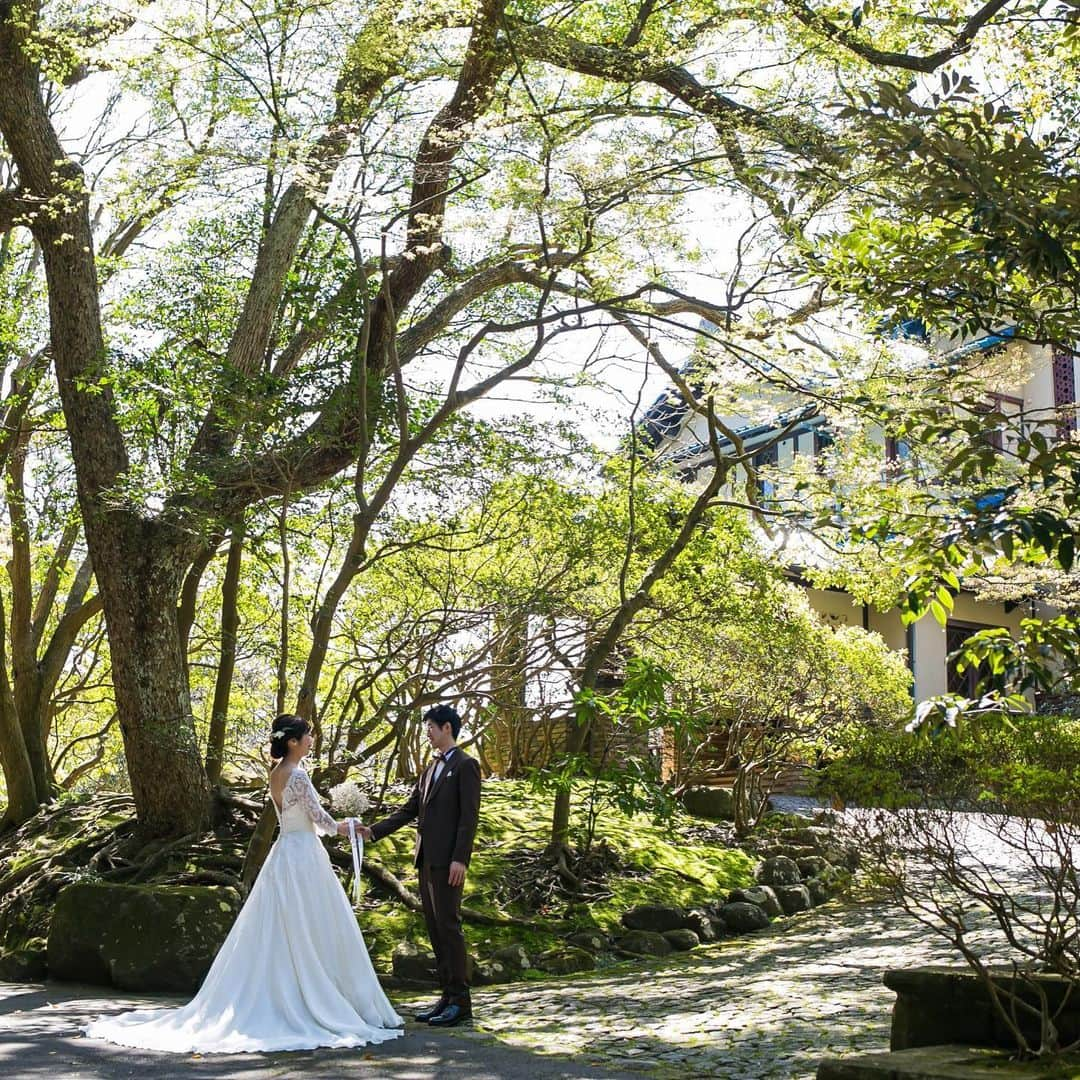 The KAMAKURA WEDDINGのインスタグラム：「春の訪れを感じる鎌倉文学館で二人だけの撮影。緑ゆたかなガーデンや洋館が絶好のロケーション。鎌倉がかけがえのない想い出の場所に。」