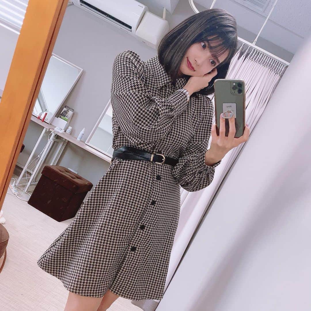 のインスタグラム：「. . めずらしく膝上スカート 千鳥柄です . . 髪よ早く伸びろー！ 夏にポニーテールがしたいんじゃ〜 .」