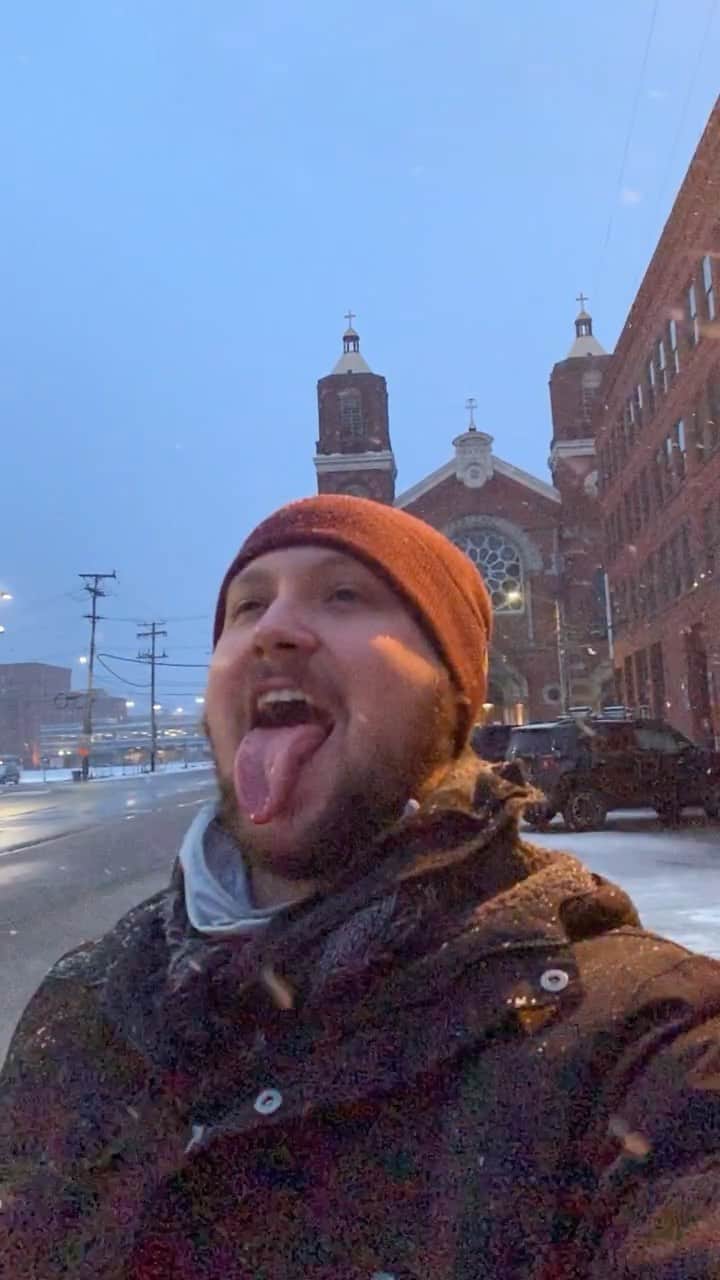 マット・マクゴリーのインスタグラム：「Tryna stay hydrated out here. #Pittsburgh」