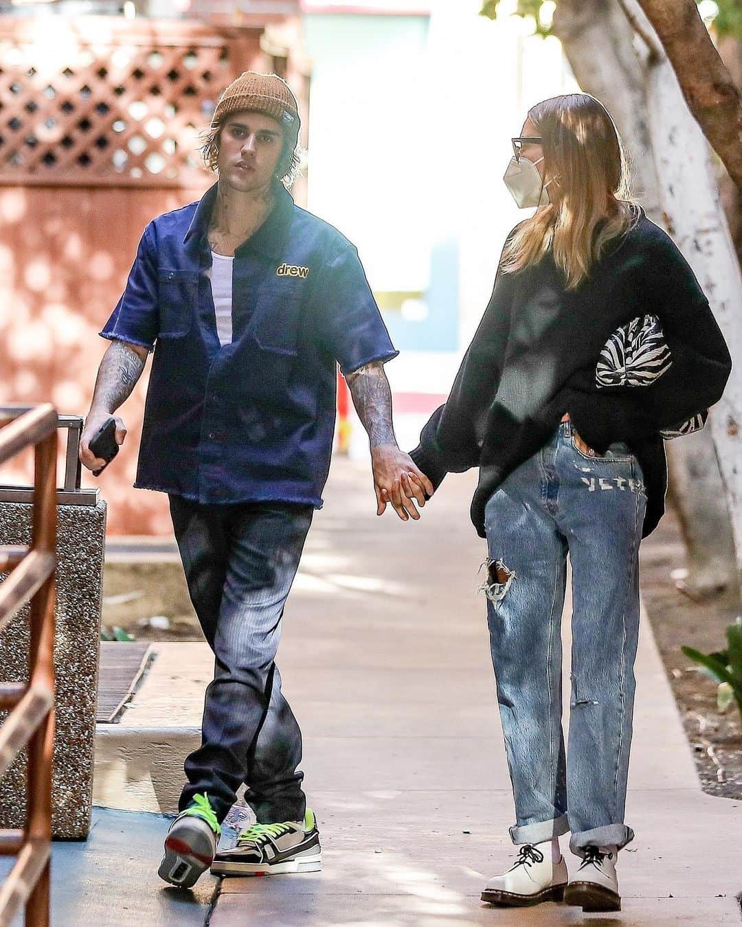 Just Jaredさんのインスタグラム写真 - (Just JaredInstagram)「@justinbieber and @haileybieber hold hands while running errands together to kick off their week. Lots more photos of the couple are on our site now! #JustinBieber #HaileyBieber Photo: Backgrid」2月2日 10時43分 - justjared