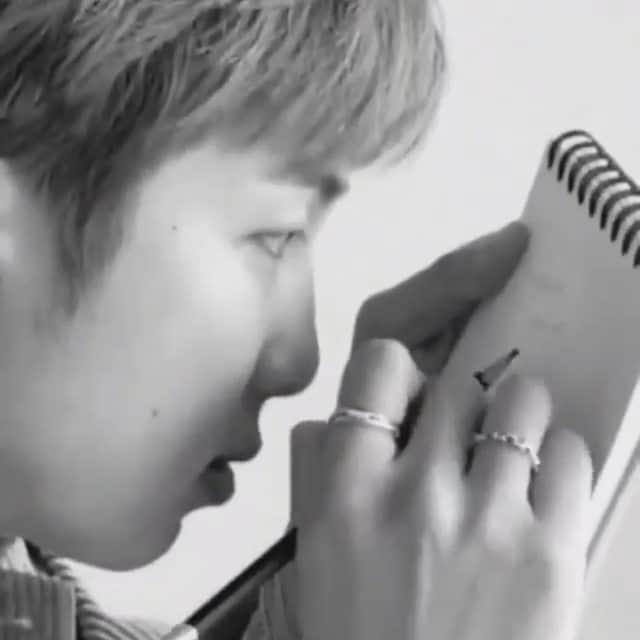 ルナ・マヤのインスタグラム：「💜 #RM #BTS #lifegoeson」