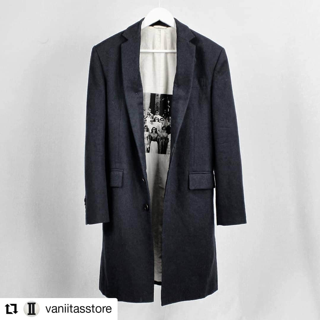 信國太志のインスタグラム：「Archaeologically digged my archive back to 2005 from a store in Belgium .  #Repost @vaniitasstore • • • • • • Taishi Nobukuni, I have sold an amazing bomberjacket with belt straps from him before.⁠ ⁠ Here's another amazing piece: a long wool coat that has, as you can see, a historical photograph printed on the lining. ⁠ Any idea what it could be?⁠ ⁠ I'd like to think it is a graduation picture showing how many women attended college in the 50's. But feel free to share your own interpretation.⁠ ⁠ The second detail that caught my eye is the collar. From the first picture it seems like your regular minimalist lapels, but a small strap is hidden underneath them. Flipped up, this strap goes along the front, creating a collar-style I've never seen before.⁠ ⁠ Currently he is a bespoke tailor 'Mad tailor' and you can see by the construction of this coat why.⁠ ⁠ As I said before, if you have champagne taste on a beer budget, and you're a Raf Simons aficionado: this Taishi Nobukuni coat is for you. The price might be lower, but the quality and design certainly is not.⁠ ⁠ ⁠ ⁠ #taishinobukuni #rafsimons #numbernine」