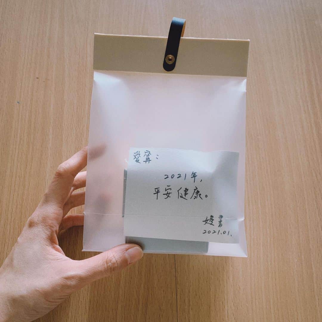 ヤオ・アイニンさんのインスタグラム写真 - (ヤオ・アイニンInstagram)「謝謝葉醫師的小禮物 好喜歡收到手工皂 我平常也都用手工皂洗頭洗澡 可以省去好多的塑膠瓶罐！ 啊 離題了 葉醫師雖然總是酷酷的 但本人其實很可愛 去年我們黑喵一起拍到小年夜的凌晨 她還準備紅包給大家🧧 最近新戲 #她們創業的那些鳥事 裡的樣子 也反差得很可愛 還有她好聰明！ 每次罵羅鈞的反應都快到我會在旁邊拍手的等級 是個各種樣貌都很奇妙的人呀！喜歡！  @manshujian  #黑喵知情」2月2日 16時14分 - ipipy20000
