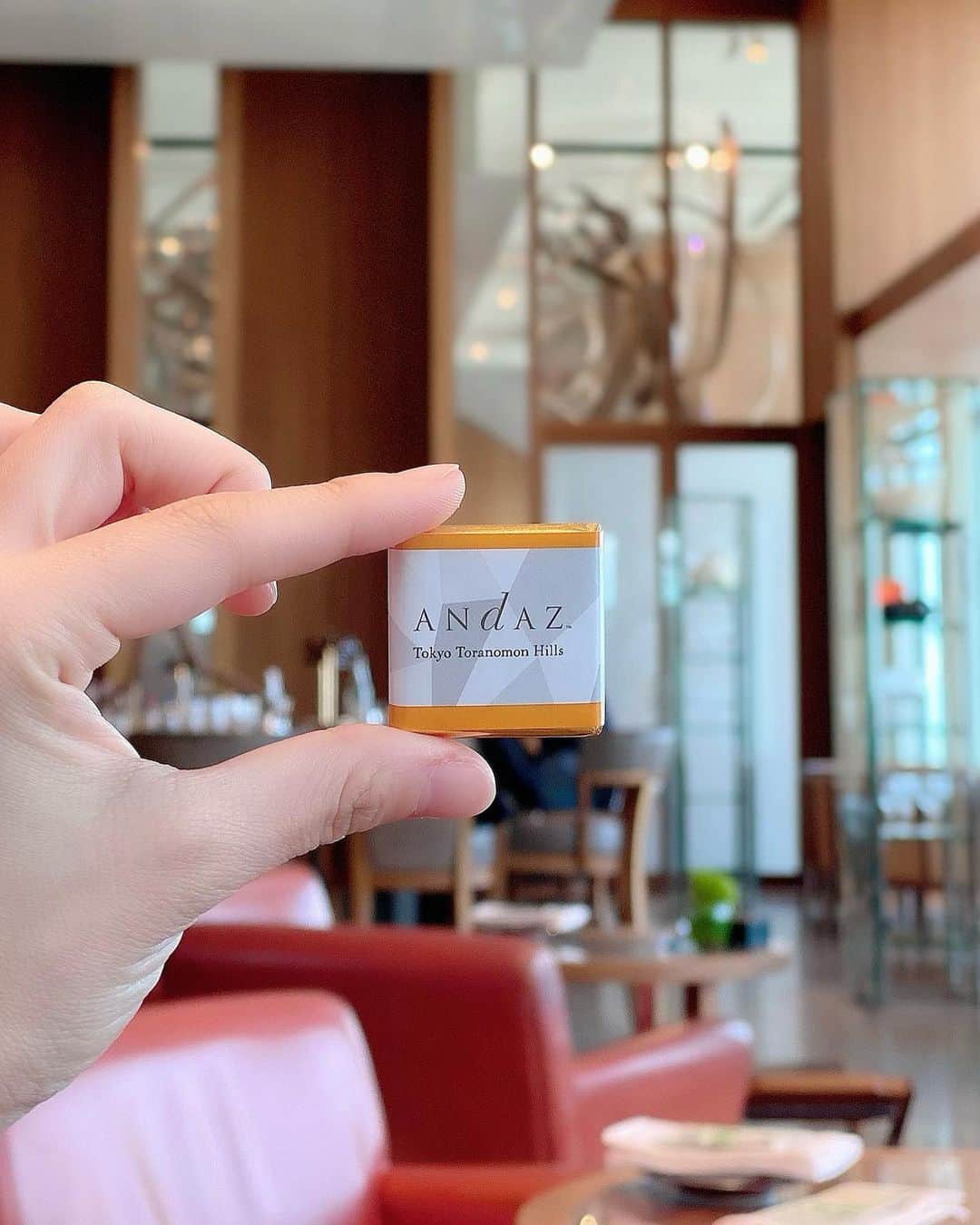 のインスタグラム：「. 久々に大好きな#ホテル で#コーヒータイム ☕️ . #andaztokyo  . #andaz #luxuryhotel #hotellife  #hotel #luxurytravel  #coffee #cafe #cafestagram  #chocolate #toranomon  #toranomonhills  #tokyo  #アンダーズ東京  #アンダーズ #ホテル好き #ホテルラウンジ  #コーヒー #カフェ #虎ノ門カフェ」