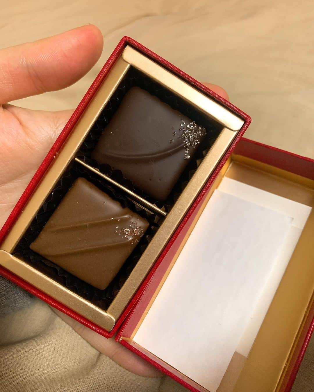 のインスタグラム：「最近のお菓子事情。ダイエット緩く継続中のためお菓子を食べる日が減っていますが、この季節はチョコレート天国ですし。 1枚目はデメルのバレンタイン限定クリスピーナッツプラリネ2個入り。 デメルの安定のチョコの美味しさに、中はピスタチオ、アーモンド、マシュマロでサクサク、ミルクチョコがけとスウィートチョコがけの2種類です。 普通のボンボンより少し大きめサイズで食べ応えあり。これ好きなんですよー。 パッケージ撮ろうとしたら(2枚目)何故か頭突きされました。  3、4枚目は今年初めて知った「TENTO」という日光にあるお店が新宿小田急のバレンタイン催事に出店されておりまして、 そこで気になった苺のフリーズドライにホワイトチョコを染み込ませたもの。 サクサクで軽くて美味しい！ 羊羹×チョコや白餡×チョコなども気になったのですが売り切れていたのでまたの機会に。  5.6.7枚目はマルチクリエイターのパントビスコさん @pantovisco  が三重県とコラボされており、カステラ専門店「DE CARNERO CASTE Mie」からぺろち @perochi_jp の焼印が入ったカステラが登場！ のしもめちゃくちゃ可愛いです。 そしてカステラも丁度良いサイズで底のザラメも好み。 説明書きに日が経過するごとに味が変わるという事だったので、4日間かけて食べてみました(1つずつ6日間かけてたべるつもりが、1つで我慢出来ず2つ食べた日が…笑)。 最初のうちはフワフワで、だんだんしっとりもっちりしていく感じでした！ 私は3日目くらいが一番好み。皆様もお試しあれー！！ #お菓子事情 #おやつ #デメル #クリスピーナッツプラリネ #tentochocolate  #oboro #フリーズドライ苺 #pantovisco  #ぺろち  #三重県 #カステラ #decarnerocaste」