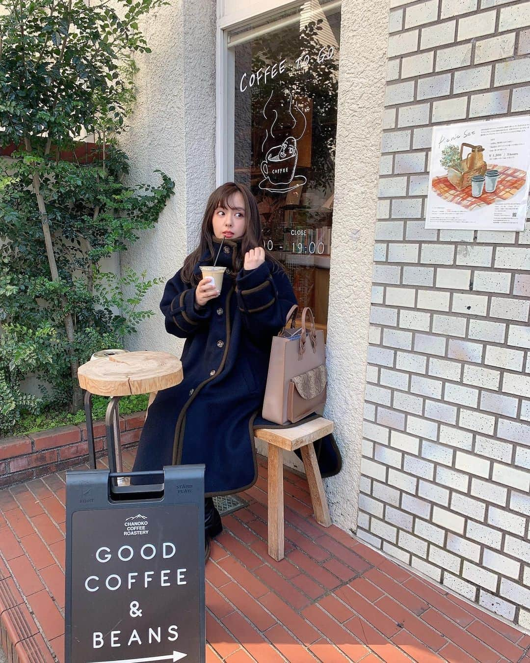 山田菜々さんのインスタグラム写真 - (山田菜々Instagram)「はじめて立ち寄ったカフェにて☕️ お天気いい日が多くてうれしいな〜 それだけで幸せな気分です🌸  昔は外にでることもなかったから その日の天気なんて自分たちのコンサートの日くらいしか気にしたことなかったな〜  初めてお母さんに連れて行ってもらったモーニング娘。さんのコンサートが大阪の野外で大雨だったからあの日のことを思い出してつい思いにふけていました☔️  でも何年もたった今お天気がよくて幸せだな〜って思えるのがなんか...いい🥲❣️笑」2月2日 16時18分 - tannana.yamada