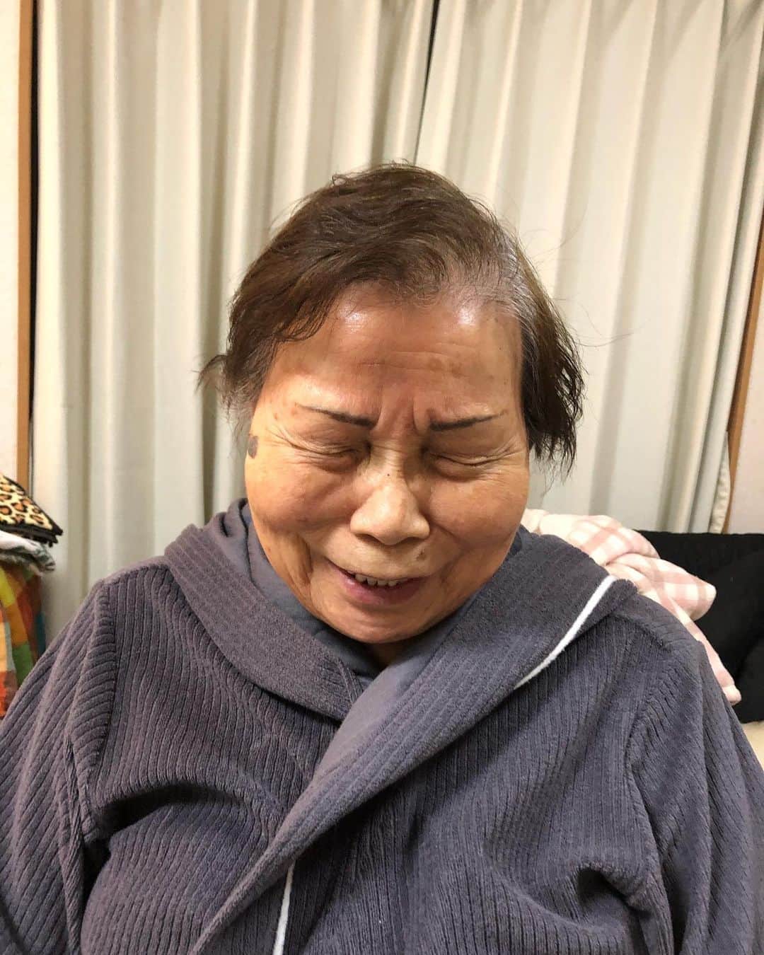 Soweluのインスタグラム：「この前のソエル美容院💈 おばあちゃんのヘアカラーをして お風呂入れてあげたんだけど、 白髪もキレイに染まって生まれ変わってとっても ご機嫌な様子で 少女のように可愛いらしいおばあちゃんでした♡  今ある現実は当たり前じゃないんだって 感謝して生きたいです🙏  I'm thankful for an ordinary day like this🍀 ・ ・ #sowelubeautyshop  #haircolor  #grandma  #shewassohappy  #stayhome #💛」