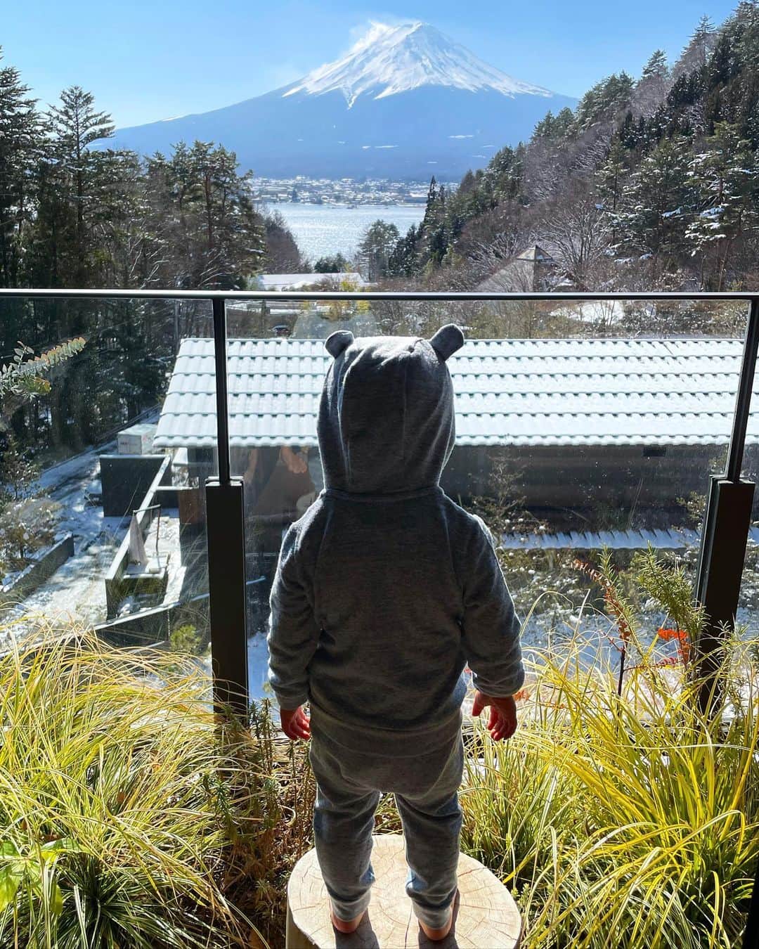 EMIさんのインスタグラム写真 - (EMIInstagram)「富士山and熊息子🐻❤️ ・ #mtfuji #myson #family #baby #babygap #富士山 #河口湖 #息子 #息子コーデ」2月2日 10時50分 - emi.i.0626