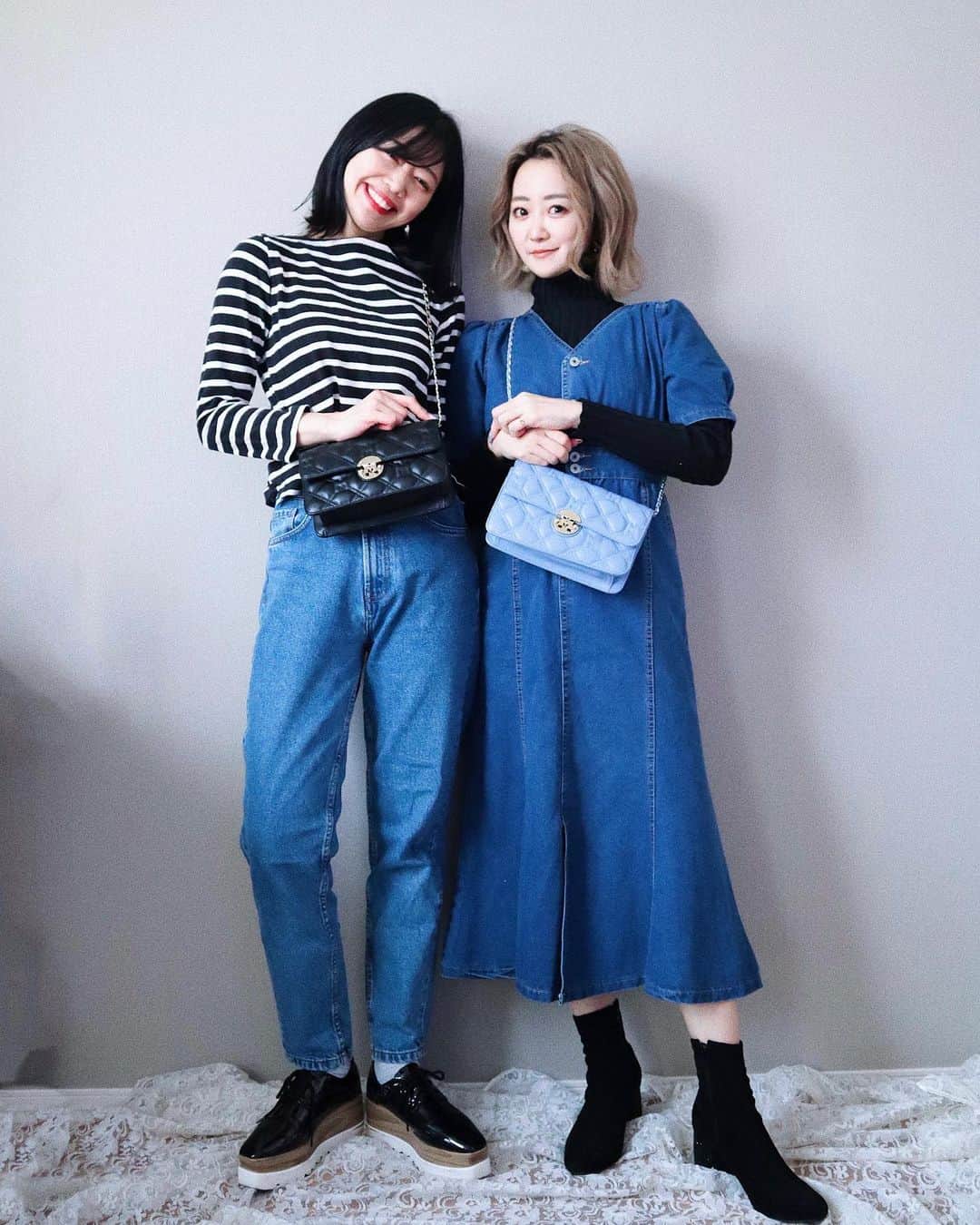 中島奈津希のインスタグラム：「👭🏻💭💙🖤💙﻿ ﻿ ﻿ ﻿ ﻿ 今日は少し暖かいね💭❤️﻿ ﻿ ﻿ ﻿ ﻿ 色違いの#MetroCity (@metrocity.japan )の﻿ ショルダーバッグを使って﻿ お姉(@nakajima_ayano )と﻿ デニム×ブラック コーデしてみた日👭🏻💭💙🖤💙🖤﻿ ﻿ ﻿ カラー合わせでも﻿ 使うアイテムによって全然雰囲気違う😳💙🖤﻿ それぞれ＂ぽい＂コーデになってる気がするけどどうかな？？😂😂﻿ ﻿ ﻿ ﻿ ﻿ #メトロシティ のバッグは﻿ ずっとお姉が使っていて可愛い！欲しい！一旦貸して！！って言ってたの。笑﻿ ﻿ バッグの中はチャック付きのポケットや﻿ カードが入れられるポケットがたくさん付いていて、﻿ お財布の代わりにもなる万能なバッグだよ🥺💙﻿ ﻿ ﻿ ﻿ ﻿ 今回はカジュアルなコーデにしたけど、﻿ シャツとスカートにも合いそうだし、﻿ コーデ組むのが楽しくなりそう😍😍﻿ ﻿ ☁️☁️☁️☁️☁️☁️☁️☁️☁️☁️☁️☁️☁️☁️☁️☁️﻿ #中島姉妹#姉妹コーデ　﻿ #MetroCity#MetroCityMilano ﻿ #バッグ#ショルダーバッグ」