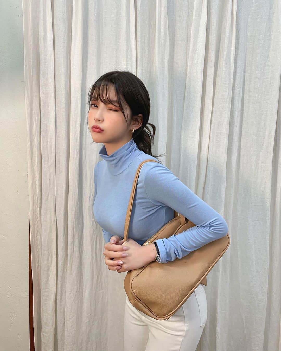 Chuuのインスタグラム：「💚1+1 핑키 폴라 tee💚  봄까지 입기 좋은 핑키 폴라 티셔츠 2장 구매 시 25% 할인된 가격으로 구매 가능하세요🧡 1+1으로 예쁜 목폴라 티셔츠 할인된 가격으로 득템🙊  #chuu#츄#lovely_daily_look_chuu」