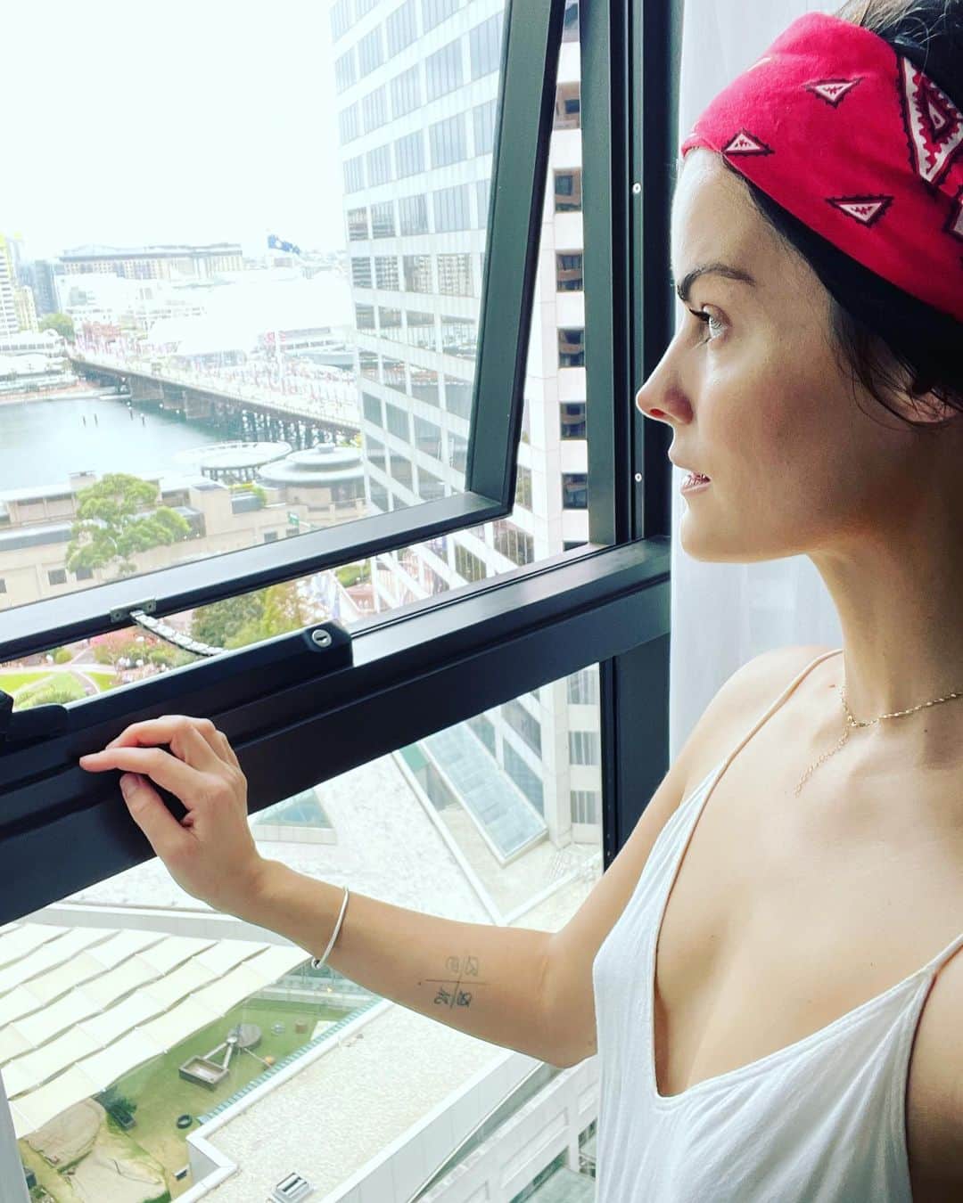 ジェイミー・アレクサンダーのインスタグラム：「Quarantine Day 8 😭  Today I started having full conversations with all the flies in my room. Everything is fine. 🪰  #sydney #australia」