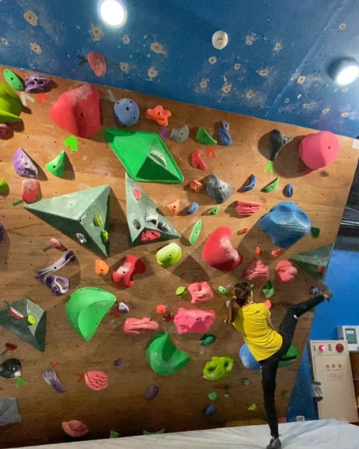 ホン・イン・リーのインスタグラム：「三個人激盪不同的方法 #抱石 #bouldering #ボルダリング  @lenadindin @gronings」