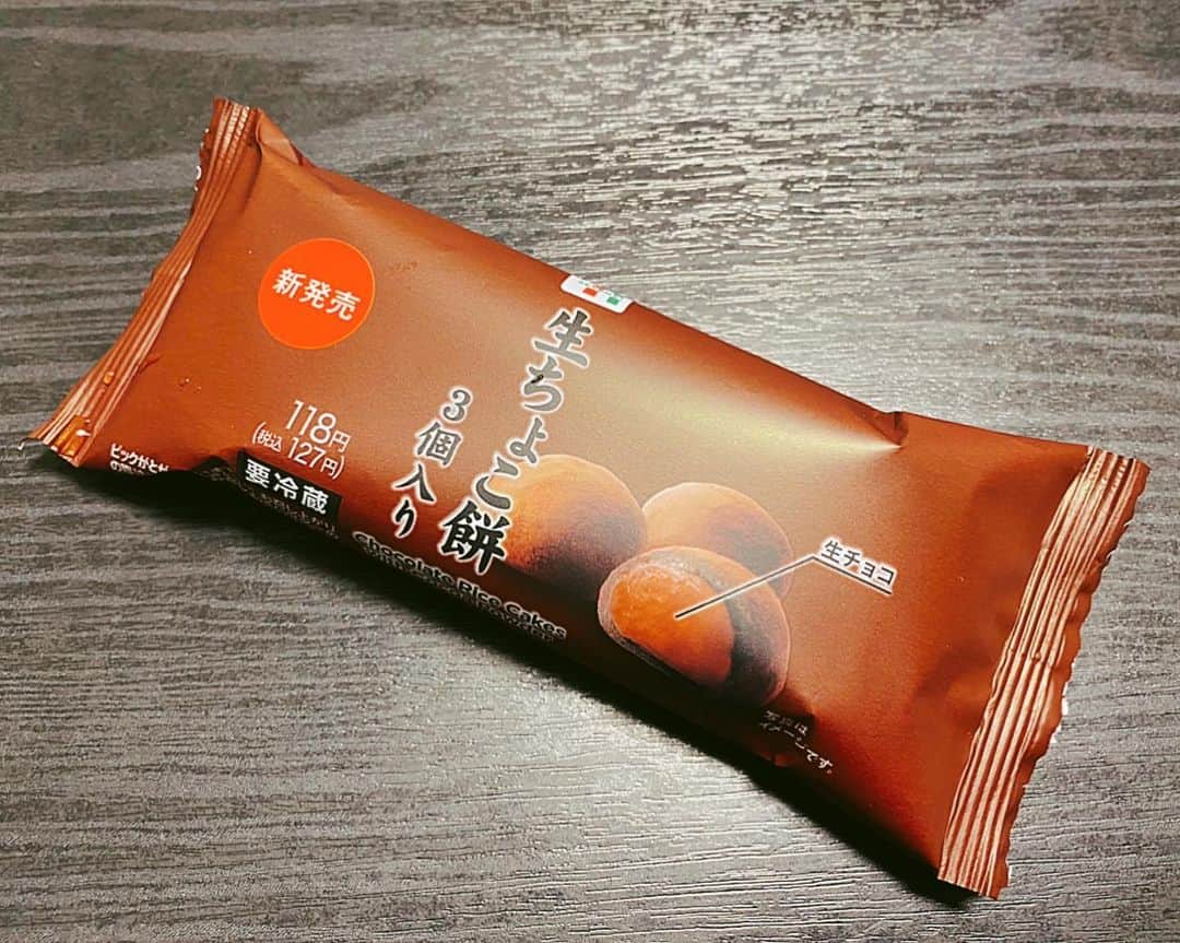 とぎもちさんのインスタグラム写真 - (とぎもちInstagram)「.﻿ ﻿ 【日本セブンイレブン 일본 세븐일레븐】﻿ ﻿ セブンの新商品﻿ 生ちょこ餅 3個入り。﻿ ﻿ ちっちゃいから﻿ あっという間に食べきっちゃう🤤💓💦﻿ ﻿ もちもちチョコ餅のなかに﻿ とろぉり生チョコ美味しい 💓﻿ ﻿ .﻿ #生ちょこ餅 #セブンイレブン #セブンイレブンスイーツ #セブンイレブン新商品 #나마초코모찌 #세븐일레븐 #일본세븐일레븐  #먹스타그램 #토기모치 #とぎもちkorea #とぎもちセブンイレブン #とぎもち生ちょこ餅」2月2日 10時59分 - togistagram