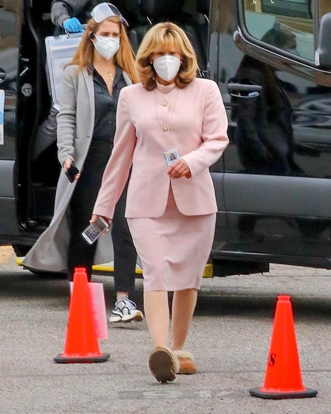 Just Jaredさんのインスタグラム写真 - (Just JaredInstagram)「Sarah Paulson is unrecognizable while in costume as Linda Tripp on the set of Ryan Murphy’s “Impeachment” series. #SarahPaulson #Impeachment #AmericanCrimeStory Photos: Backgrid」2月2日 11時01分 - justjared