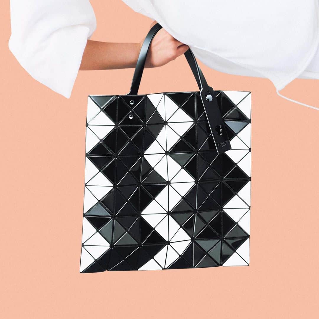 BAO BAO ISSEY MIYAKE Official Instagram accountさんのインスタグラム写真 - (BAO BAO ISSEY MIYAKE Official Instagram accountInstagram)「【NEW ITEM】LUCENT ZIGZAG  RELEASE MONTH February, 2021 *By country RELEASE MONTH may be different.  #baobaoisseymiyake #baobao #isseymiyake #totebag #lucentzigzag #ss21」2月2日 11時02分 - baobaoisseymiyake_official