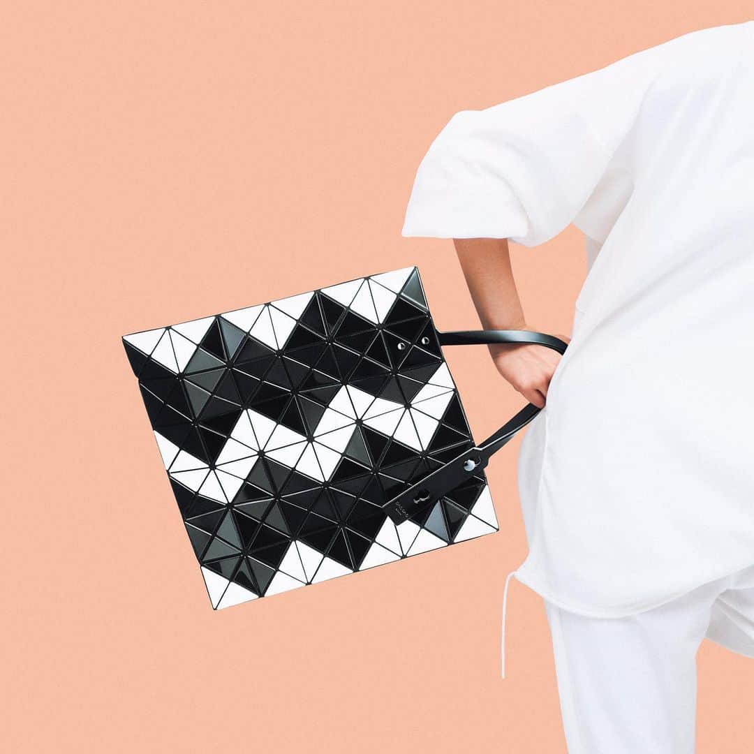 のインスタグラム：「【NEW ITEM】LUCENT ZIGZAG  RELEASE MONTH February, 2021 *By country RELEASE MONTH may be different.  #baobaoisseymiyake #baobao #isseymiyake #totebag #lucentzigzag #ss21」