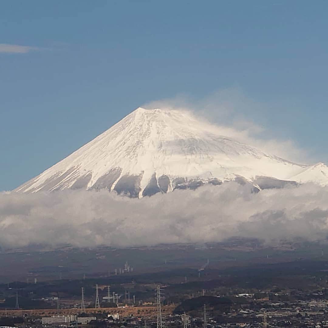 林家たい平のインスタグラム：「新幹線の中でーす! 今日の富士山は湯気が立ち昇っているような感じ」