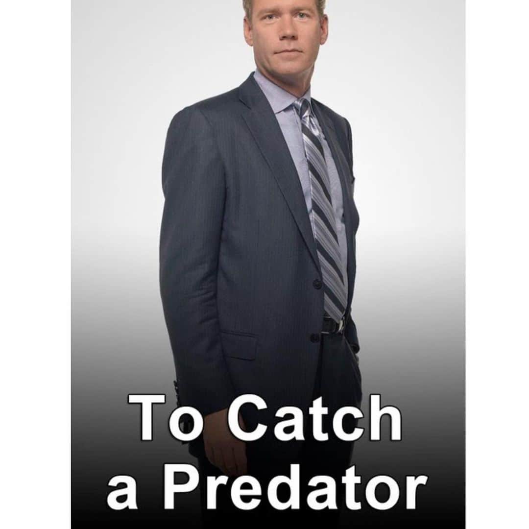 ヘザー・マクドナルドのインスタグラム：「Up Tuesday New #JuicyScoop To Catch A Predator with Chris Hansen and Police Chief Cheater Swipe Right for photos   I interview Chris Hansen of “To Catch A Predator” about how the series began and how grooming has evolved. He has a new podcast about where those predators from the TV show are now. He also shares about his new documentary on Peter Nygard who in Chris’s opinion,  is a worse predator than Jeffrey Epstein. I also get into the craziest serial dater story which exploded on Facebook and went viral when a woman exposed that her fiancé, who was the police chief and a pastor, also had a wife, 2nd fiancé and 15 other girlfriends. Pamela Anderson is married for the 5th time, Demi Moore’s plastic surgery is shocking, RHOC reunion is over and Jen Shas of RHOSL is still the worst housewife ever!」