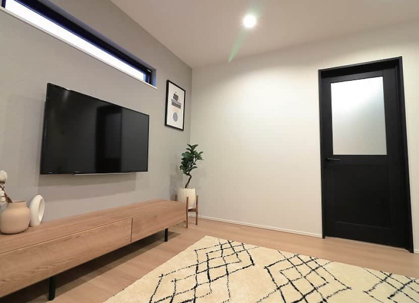 西本ハウスのインスタグラム：「【MS様邸のご紹介】  Living🌱  N.STYLE 東区戸坂桜西町 MS様邸  施工事例はこちら▼ @nishimoto_house ⇧プロフィールのURLよりご覧いただけます👀  西本ハウスでは、『新型コロナウイルスを含む感染症の予防及び拡散防止対策』に関しまして、以下のことを実施しております。  ①見学会・イベント、来店など接客時にはスタッフ全員マスクを着用させていただきます。なお、お客様にもご来店・ご来場時のマスク着用にご協力をお願い致します。 ②見学会・イベントに関しましては個別のご案内・ご対応をさせていただきます。 ③お子様の感染防止のため、キッズスペースの使用は禁止とさせていただきます。 ④来店は同時3組までとし、ソーシャルディスタンスを確保しながら対応させていただきます。 ⑤アルコール除菌を徹底しています。なお、お客様のご来店・ご来場時に入口にて検温及びアルコール除菌スプレーの噴霧にご協力をお願い致します。  またイベントをお申込みいただいていても状況によってはご案内できなくなる可能性もございますので予めご了承ください。ご理解、ご協力のほど何卒よろしくお願い申し上げます。  #西本ハウス #広島県 #工務店 #1000万円からはじめる家づくり #子育て世代の家  #子育て世代の家づくり #デザイン住宅  #デザイナーズ住宅 #新築一戸建て #マイホーム #新築マイホーム #注文住宅 #規格住宅 #家づくり #暮らしを楽しむ #広島のイベント #こだわりの家 #こだわりポイント」