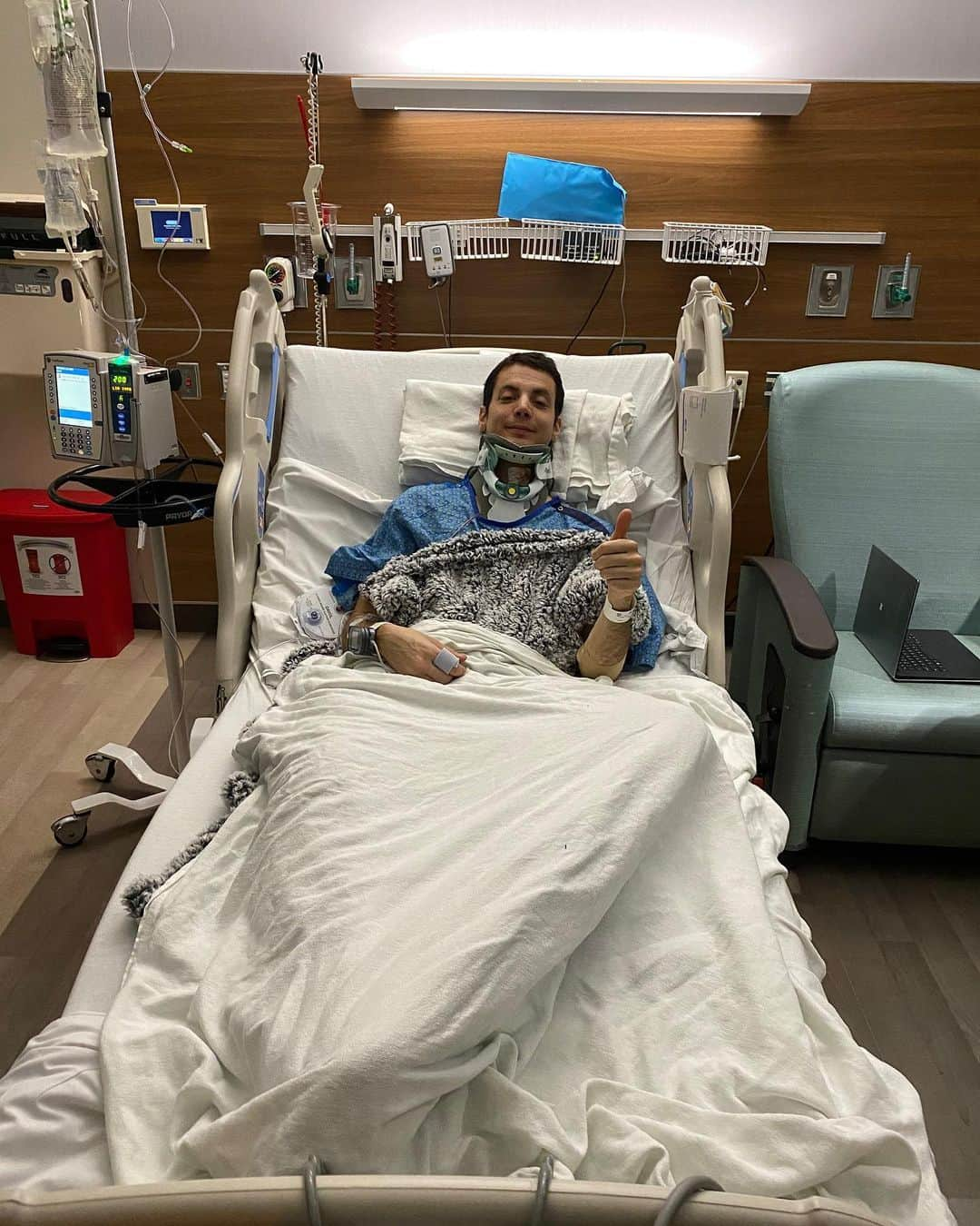 ポール・ロビンソンさんのインスタグラム写真 - (ポール・ロビンソンInstagram)「Surviving... the surgery went well and I am so relieved I can start to recover now. It’s  going to be a  hard few months to get myself back but I am motivated and ready, once appropriate, to train my ass off and get myself even stronger than before :) thanks to everyone that sent me get well soon notes. They were greatly appreciated.」2月2日 11時17分 - paulrobinson87