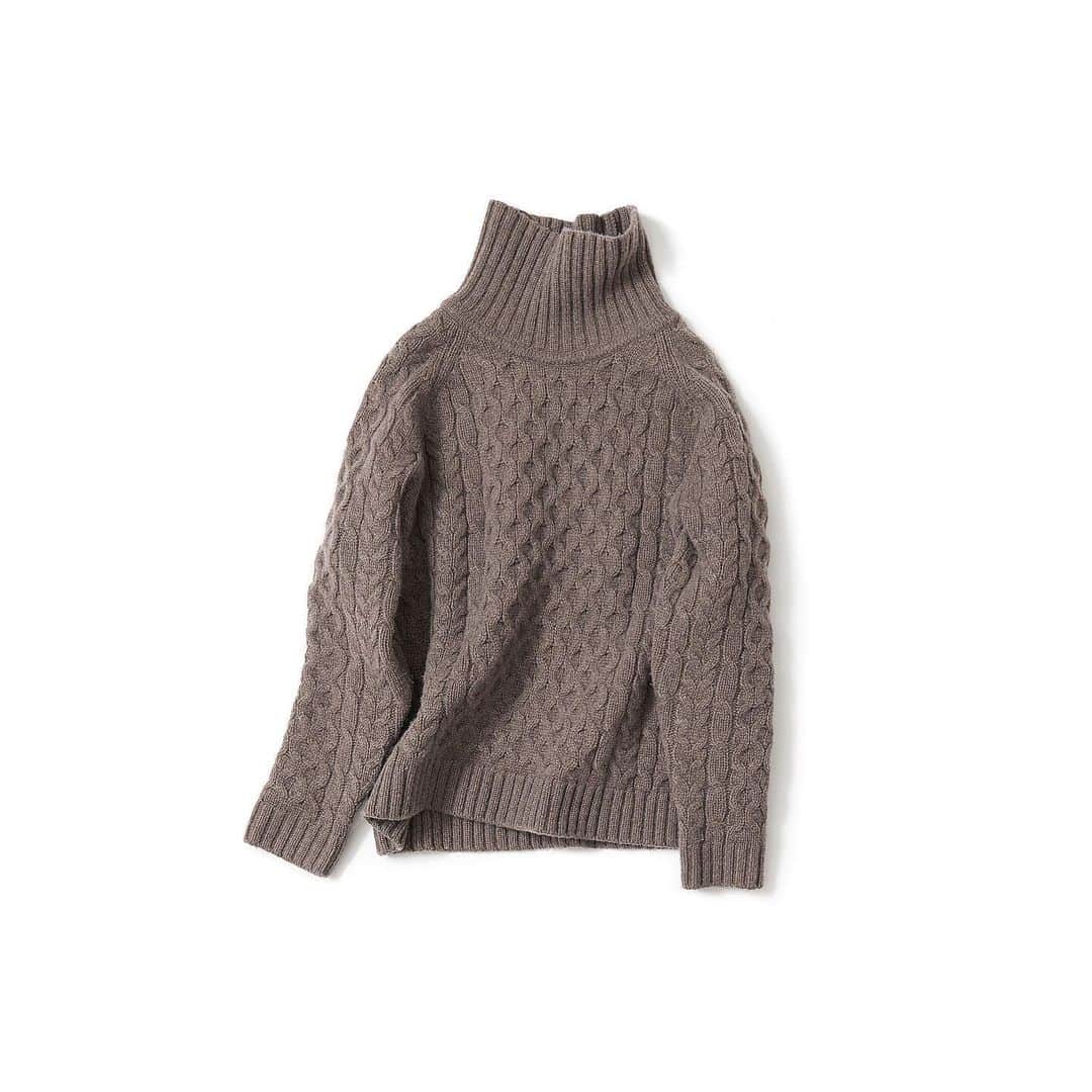 のインスタグラム：「・ New♦️Arrival・ ・ ♦︎ COULEURクレール/ケーブルハイネックニット(mocha brown) ・ ウール混のケーブルニット。温もりのあるココアのような優しいブラウンの色合いも魅力です。 肉厚でありながら軽く、首元まであたたまる一枚。 ケーブルが際立った凹凸感のあるデザインで、季節感をグッと高めてくれるアイテムです。  ・ #kkcloset #kkshop #菊池京子 #kyokokikuch #coordinate #コーディネート #code #ootd #outfit #kotd #カジュアル #follow #style #fashion #ファッション #秋冬 #happy #classic #knit  #cocoa #moca #ケーブルニット」