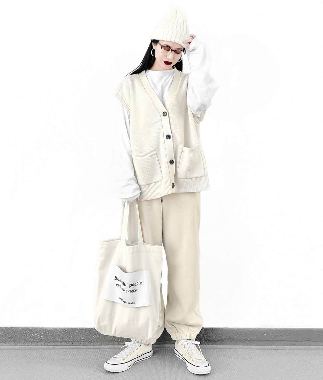 lve_xxxxのインスタグラム：「.﻿ .﻿ 𝗚𝗨 × 𝗨𝗡𝗜𝗤𝗟𝗢 ｺｰﾃﾞ﻿ ﻿ #フロントボタンニットベスト  @gu_global  @gu_for_all_   ɪᴠᴏʀʏ ﾊﾞｰｼﾞｮﾝ これー🐑 この色味もかわええのです🤍  ◾️ XXLｻｲｽﾞ着用  ﻿ 𝗨𝗡𝗜𝗤𝗟𝗢 𝗨 の﻿ #スウェットパンツ  @uniqlo   ◾️ Sｻｲｽﾞ着用  上下﻿ﾌﾟﾁﾌﾟﾗｺ合わせのｺｰﾃﾞ  取り敢えず楽ﾁﾝながら、お洒落見えして お財布👛にも優しめの全身ｺｰﾃﾞ😂﻿✌️ ﻿ ﻿ ﻿ －－－－－－－－－－－－－－－－－－﻿ ﻿ その他ｺｰﾃﾞｱｲﾃﾑ詳細は﻿ WEARをご覧くださいませ。﻿ ﻿ WEAR ： lvexxxx ﻿ 💻 https://wear.jp/sp/lvexxxx/﻿ ﻿ －－－－－－－－－－－－－－－－－－﻿ ﻿ ﻿#ユニクロ21春夏何買った #スウェットパンツ #uniqlo2021SS #uniqloginza2021SS」
