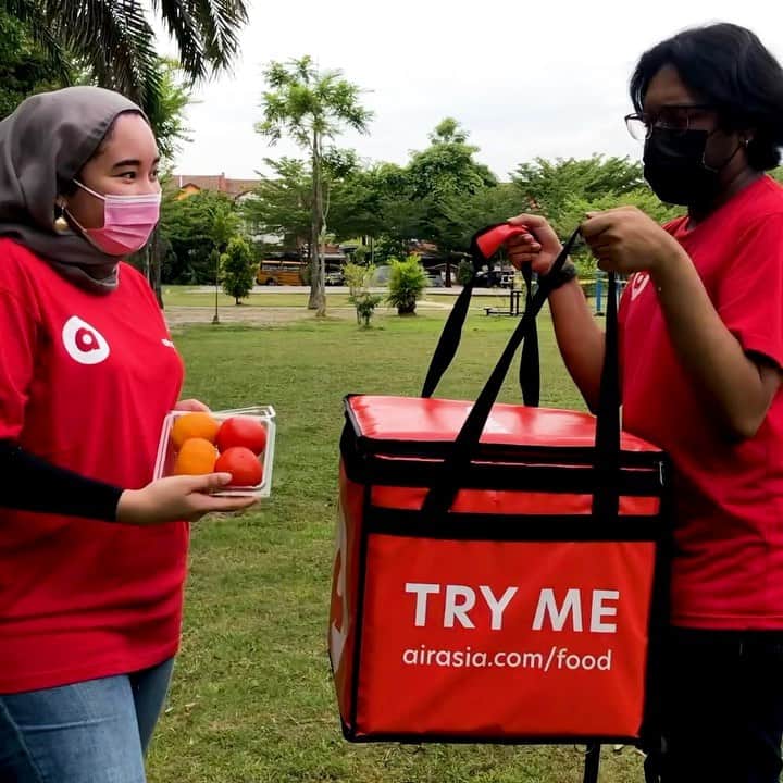 エアアジアのインスタグラム：「Don’t get left behind and order at SHOP, FOOD, & FRESH on #airasia, The Asean Super App! Enjoy UNLIMITED FREE DELIVERY only until 4 Feb 2021 and let the good stuff you purchased come to you.   Stay at the comfort of your home and let #airasiadelivers to the job!」