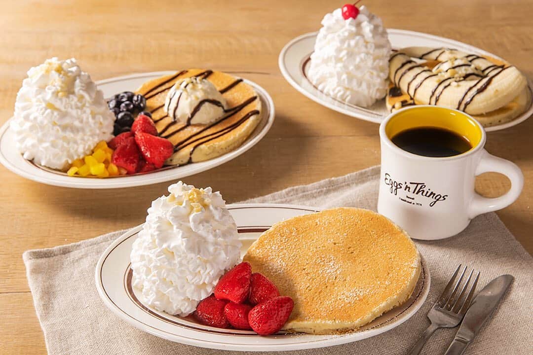 EGGS ’N THINGS JAPANのインスタグラム：「Eggs ’n Thingsから初めての #お一人さまパンケーキ が登場します🥞🌺  新型コロナウイルス（COVID-19）の感染拡大によりご来店のお客様がお料理をシェアしにくい状況が続いており、パンケーキとドリンクをセットにした初めてのお一人用セット『Pancake for One ~お一人さまパンケーキ~』を2月5日（金）～3月19日（金）の期間限定で販売いたします🤗  定番のフルーツをのせたパンケーキからちょっと贅沢なトッピングをしたご褒美パンケーキまで豊富にご用意しておりますので、ぜひこの機会にゆったりとお食事お楽しみください☺️🌴✨  =================  『 Pancake for One お一人さまパンケーキ 』  販売価格：900円（税別）～ 取扱店舗：国内全店舗（一部店舗を除く） ※Eggs ‘n Things Coffee御殿場プレミアム・アウトレット店は販売いたしません。 ※テイクアウトでの販売はいたしません。  =================  ☆各店舗のInstagram開設いたしました！☆ 店頭のQRコードを読み取るかInstagram内で検索してぜひフォローをお願いします😆  #エッグスンシングス #エッグスン #パンケーキ #パンケーキ巡り #カフェ巡り #スイーツ #カフェ部 #限定 #グルメ #東京グルメ #関西グルメ #サンデー #バナナスプリット #お一人様 #ハワイ好きな人と繋がりたい #コロナに負けるな #eggsnthings #food #instacafe #cafe #foodstagram #pancake #sweets #instafood #covid_19 #sandae #bananasplit #yummy」