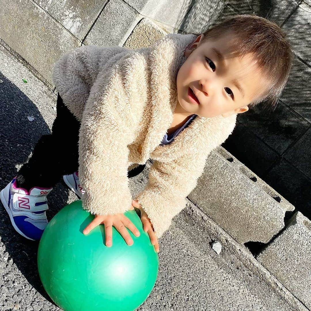 Momoeのインスタグラム：「「お散歩行く人ー！？」の掛け声で ハイパー元気よく外に出る。 →ボールを持つ。 →突然飽きて母が持つ。 . いつものルーティーン🥰  . .  #happy #家事 #育児 #family #家族 #boy #smile #男の子 #息子 #code #love #lucky #kids #子供 #thankyou #宝物 #ベビー #fashion #follow #パパ #ママ #家族写真 #男の子ママ #1歳 #うさぎ #ネザーランドドワーフ」