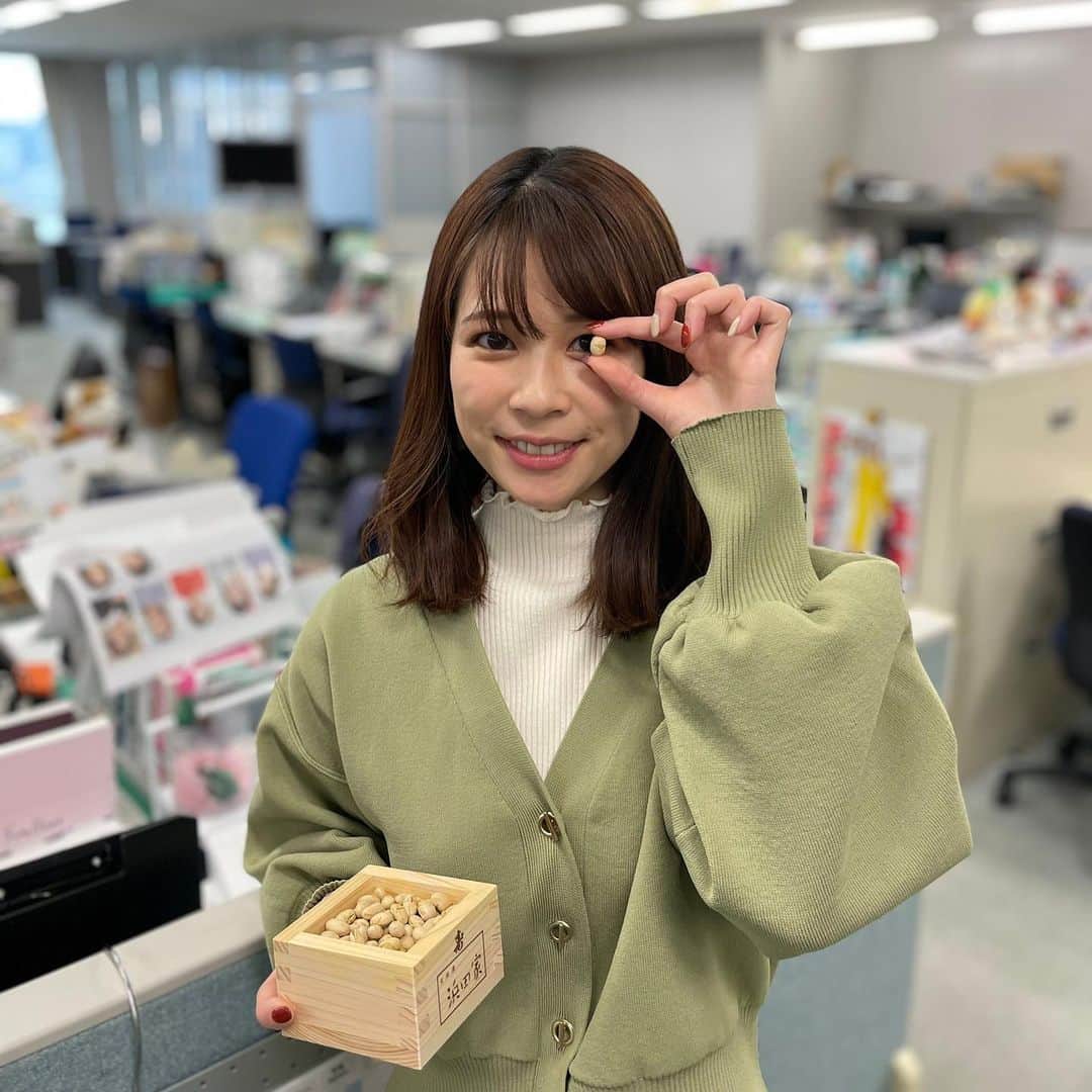 フジテレビアナウンサーのインスタグラム：「👹 今日は「節分」。﻿ 2月2日が節分の日になるのは124年ぶり。  豆まきの準備はいいかな😙  #めざまし終わりの一コマ #豆まき #フジテレビアナウンサー #鈴木唯 #生田竜聖  #酒主義久  #永島優美  #井上清華  #今日は何の日 #節分」