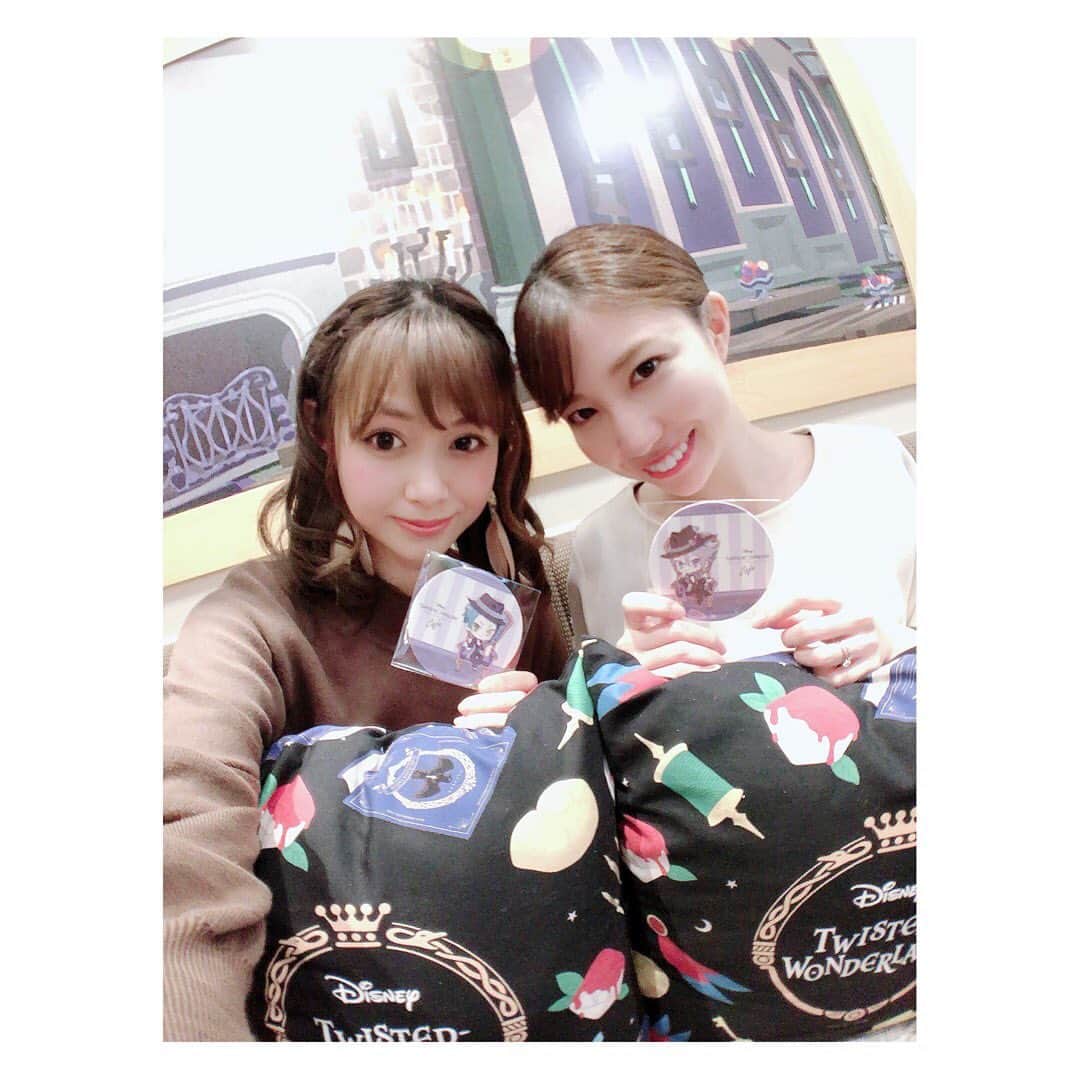 小河結香のインスタグラム：「しほちゃんとツイステカフェ☕️💕 行くの3回目にしてやっとお友達と行けました🥰 お陰でカリムくんのパネルと2shot撮れた📷 きのこのリゾット頼んで二推しのシルバーくん 添えました🍄(ジェのコースターも) 丁度この前マレウス氏のバースデーだったから 手作り持参してお祝いもして来ました🎉 今回最後にしようと思ってたのに… もう1回行く予定です✋ こんなに１つのコラボカフェ通った事ない💨 これぞツイステの沼🌀 #ツイステ #ツイステカフェ #瓦カフェ #名古屋パルコ #ヲタ活 #アニヲタ #推し事 #コラボカフェ #ゆんのヲタ活記録」