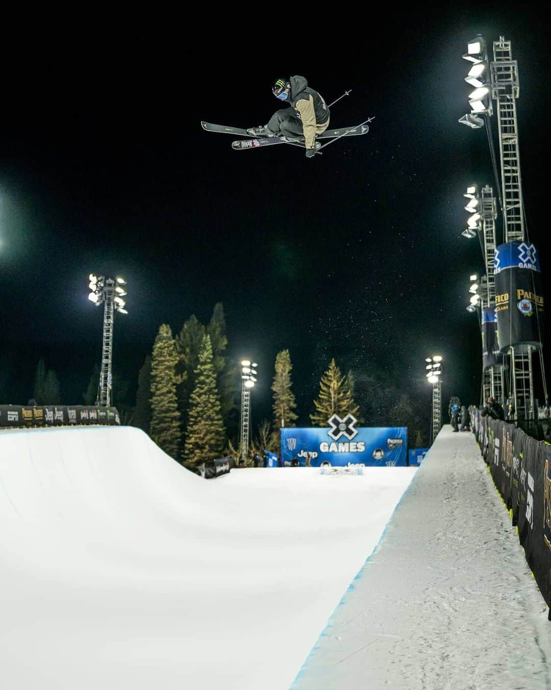 ガス・ケンワージーのインスタグラム：「Back home in LA after a great week in Aspen for the @XGames. I'm incredibly grateful to the folks at @ESPN for putting on a COVID safe event when the pandemic has cancelled pretty much all of our other competitions so far this season. I didn't quite have the performance that I was hoping for but my body was a wreck and I'm proud of myself for battling through the injuries and putting down a run - even if it wasn't my best one ever. In awe of the level of skiing showcased this past weekend and feeling inspired and motivated to put my nose to the grindstone to step my run up for the next event (wherever/ whenever that may be). Big thanks to @monsterenergy @prada and @hoteljeromeaspen for taking such great care of me this weekend and to my coach @justin_dorey for all of the help and support!」