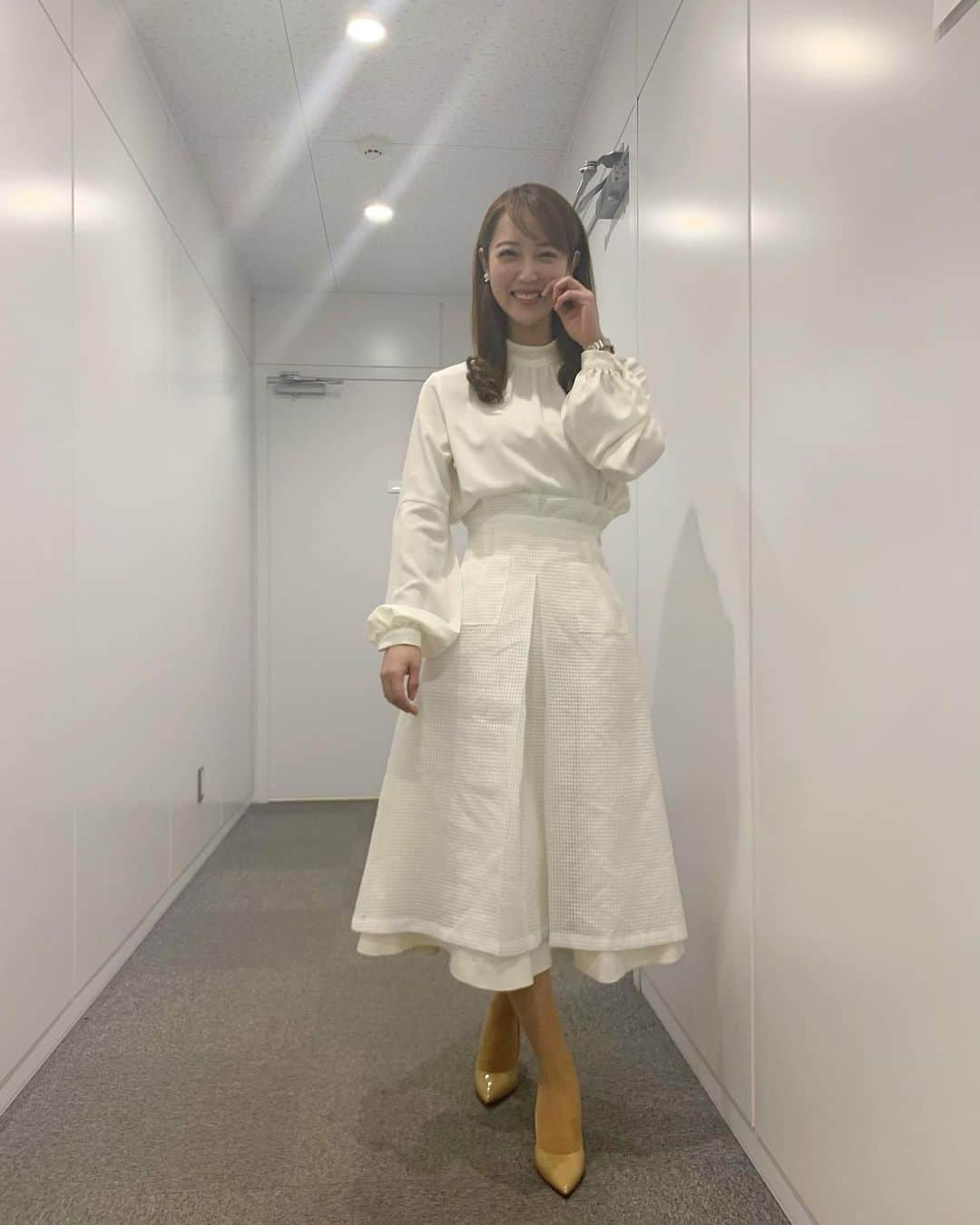 上野愛奈さんのインスタグラム写真 - (上野愛奈Instagram)「． 初日は真っ白コーデでした😊❄️  #不思議な舞 と #歯が痛いのかな。 #bs11  #ニュース速報インサイドアウト #今夜は6時59分からです✨」2月2日 11時28分 - ueno_aina_816