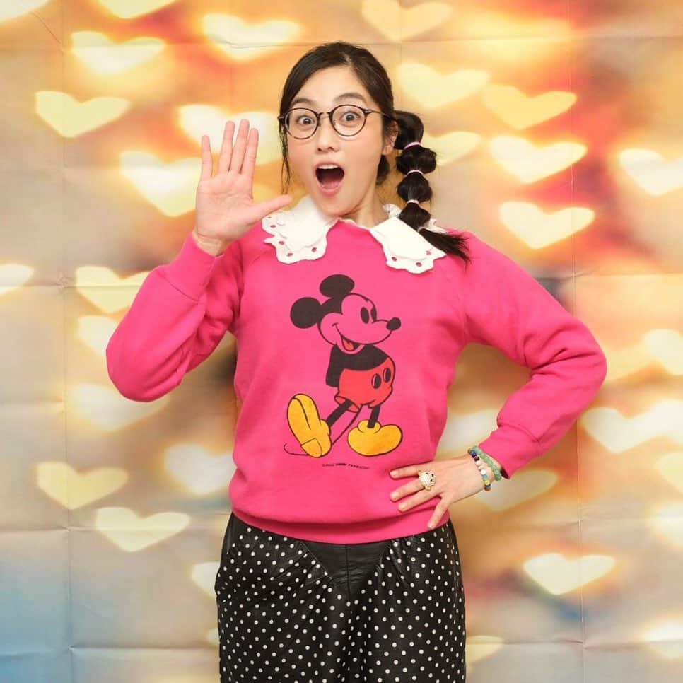 のインスタグラム：「昨日の、YouTube大喜利の衣装はこちら✨  #くるみらTV #YouTube大喜利 #昨日の衣装 #小澤真利奈 @harajukuchicago_official  #原宿シカゴ  #Photo #カメラマン #ほりたよしか さん @yoshikahorita  @caminari_inc   #スタイリスト #まりちゃん @maritanimoto   #ヘアメイク @_nagigee   #今日も21時から #YouTube大喜利 #ゲストは #モンスターエンジンさん #楽しみです」