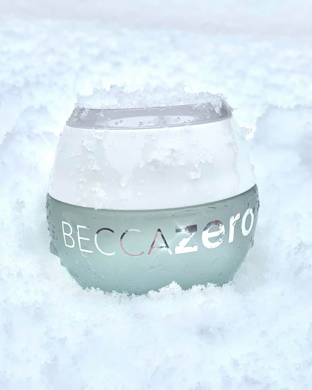 BECCAのインスタグラム：「Feels like a snow day for your face. ❄️ Smooth and blur skin with a cooling sensation you can feel. ❄️  Zero No Pigment Virtual Foundation has a gel-like texture that cools on contact, with a silicone-free formula that controls oil all day while giving skin all-day hydration.」