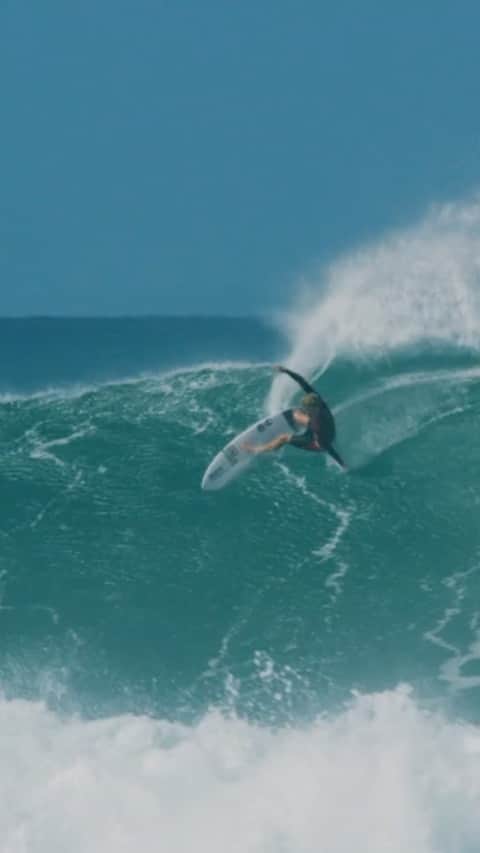のインスタグラム：「Honored to win this years Triple Crown, it was a ton of fun. I wasn’t sure what to expect when I signed up, I just thought I’d be surfing those spots anyways so I might as well give it a go. Then watching everyone pushing their limits on day 1 got me really inspired, and totally changed my mindset. Big days at Haleiwa, Sunset and Pipe are so taxing, but everyone was putting in a ton of effort and time at each venue. The format was a lot of fun and so unique to what we’re used to. It was wild spending so many hours in the water through all the swell we had. Thank you to the community here on the North Shore for sharing the lineups and making this possible. Congrats @rissmoore10 for winning the women’s division, you were ripping! - 🎶 @ronartisii」