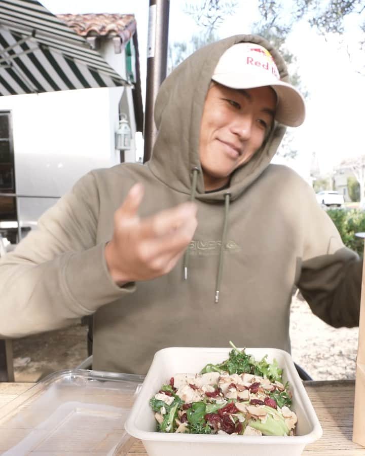 のインスタグラム：「If you guys want to know what I do on a daily basis while I’m home, click the LINK IN BIO to check out the latest video! I had you guys decide my decisions last Sunday, couple of questionable ones but it was fun anyways 😂 @tannercarney」
